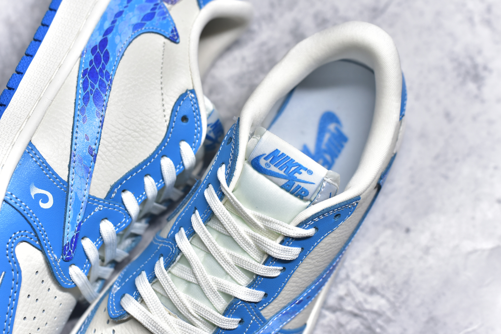 图片[9]-#Travis Scott x Fragment Design x Air Jordan 1 Low OG SP AJ1 乔1 哪吒联名 灵珠 低帮文化休闲板鞋 XS2025-066 #多方联名合作融合了Travis Scott 独特的音乐风格，藤原浩个性的设计风格以及Jordan品牌的经典元素 使其成为一双具有独特身份和价值的鞋子 清新而立体的外观加上联名标识更突出了其独特身份 这种配色方案显示出活力和时尚感 在视觉上引人注目 鞋身的质感和细腻的细节处理使其显得高端而格调十足 这款“倒钩”联名是设计与创意完美结合 融合多方的个性风格是一款备受瞩目的潮流鞋款 尺码：36 36.5 37.5 38 38.5 39 40 40.5 41 42 42.5 43 44 44.5 45 9.E5-选品中心