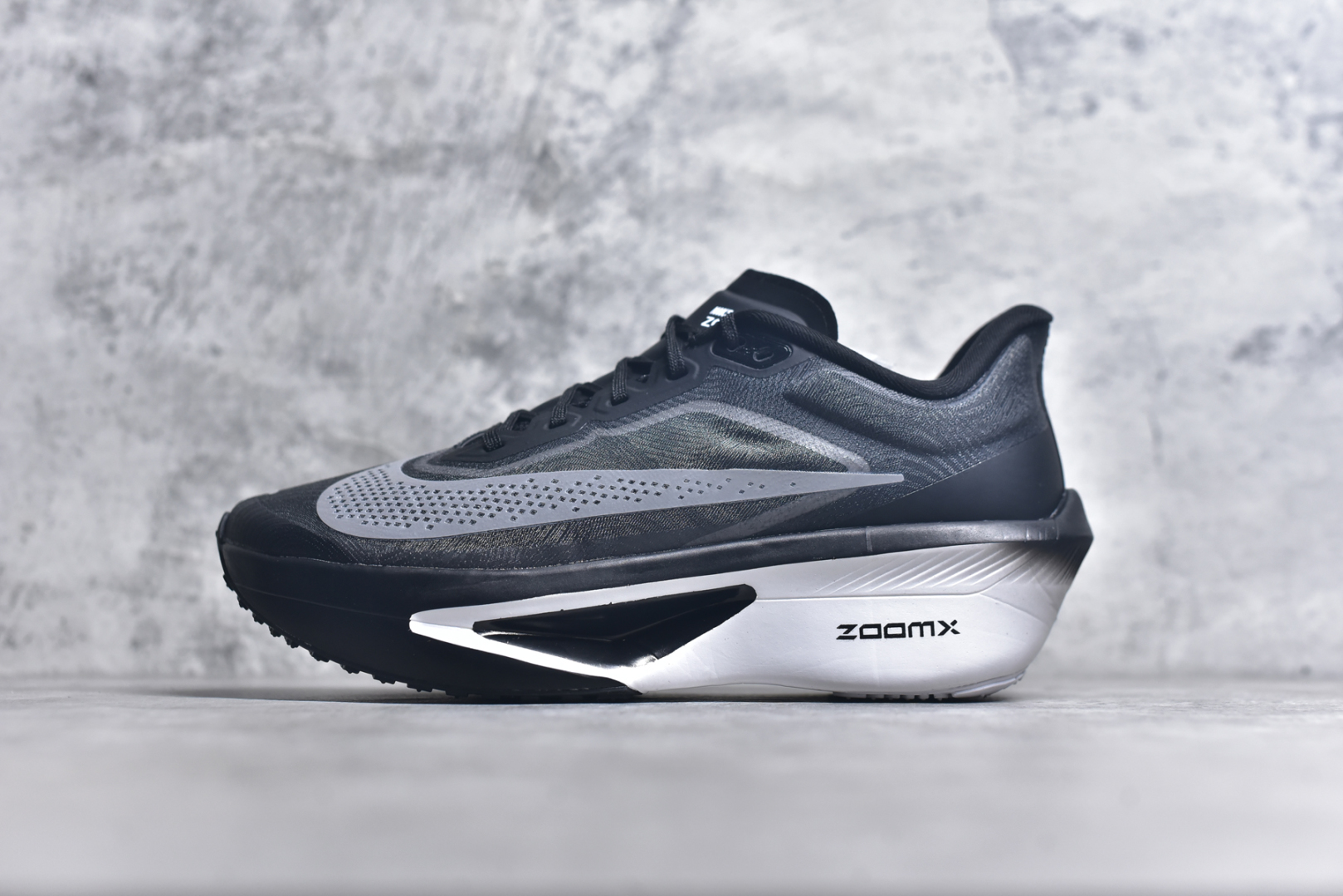 #NK ZoomX Invincible Run Flyknit 6 轻量跑鞋 飞织低帮休闲运动慢跑鞋 厚底增高 老爹鞋 此鞋专为短跑运动员而生 是为 5 至 10 公里距离的赛事和训练打造 整体设计采用流线型的轻质工程网眼材质构成鞋面 并与其他 Running 旗舰鞋款同样搭载全脚掌 ZoomX 缓冲中底 搭配 Pebax 物料与橡胶外底 ZoomX StreakFly 首发配色以Prototype呈现 其灵感是来自开发期间的磨损测试 透过编号的标记与内侧的预期跑步距离突出研发过程 货号： FN8454-001 尺码：36 36.5 37.5 38 38.5 39 40 40.5 41 42 42.5 43 44 45 46-选品中心