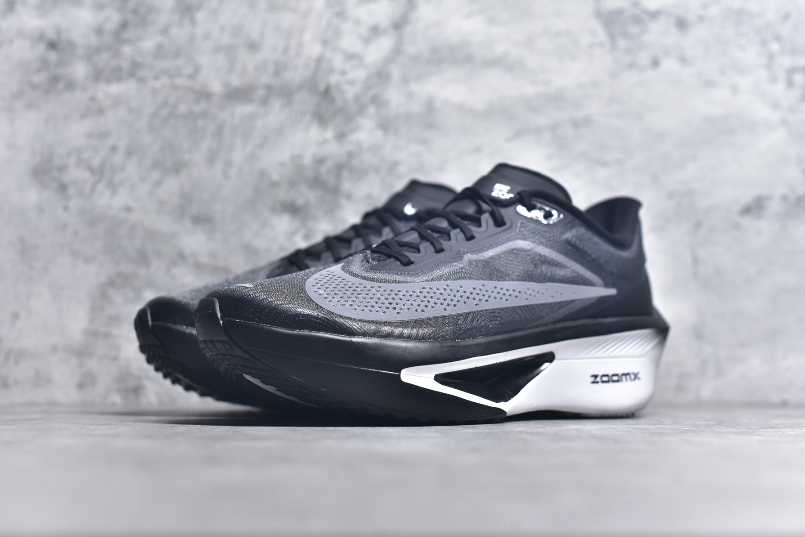 图片[2]-#NK ZoomX Invincible Run Flyknit 6 轻量跑鞋 飞织低帮休闲运动慢跑鞋 厚底增高 老爹鞋 此鞋专为短跑运动员而生 是为 5 至 10 公里距离的赛事和训练打造 整体设计采用流线型的轻质工程网眼材质构成鞋面 并与其他 Running 旗舰鞋款同样搭载全脚掌 ZoomX 缓冲中底 搭配 Pebax 物料与橡胶外底 ZoomX StreakFly 首发配色以Prototype呈现 其灵感是来自开发期间的磨损测试 透过编号的标记与内侧的预期跑步距离突出研发过程 货号： FN8454-001 尺码：36 36.5 37.5 38 38.5 39 40 40.5 41 42 42.5 43 44 45 46-选品中心