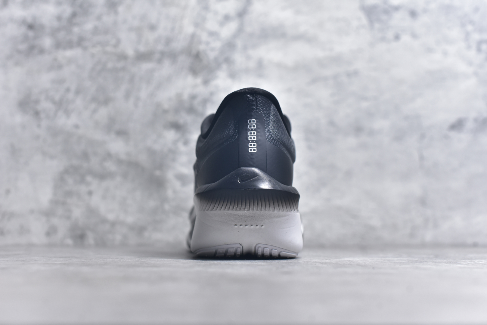 图片[5]-#NK ZoomX Invincible Run Flyknit 6 轻量跑鞋 飞织低帮休闲运动慢跑鞋 厚底增高 老爹鞋 此鞋专为短跑运动员而生 是为 5 至 10 公里距离的赛事和训练打造 整体设计采用流线型的轻质工程网眼材质构成鞋面 并与其他 Running 旗舰鞋款同样搭载全脚掌 ZoomX 缓冲中底 搭配 Pebax 物料与橡胶外底 ZoomX StreakFly 首发配色以Prototype呈现 其灵感是来自开发期间的磨损测试 透过编号的标记与内侧的预期跑步距离突出研发过程 货号： FN8454-001 尺码：36 36.5 37.5 38 38.5 39 40 40.5 41 42 42.5 43 44 45 46-选品中心