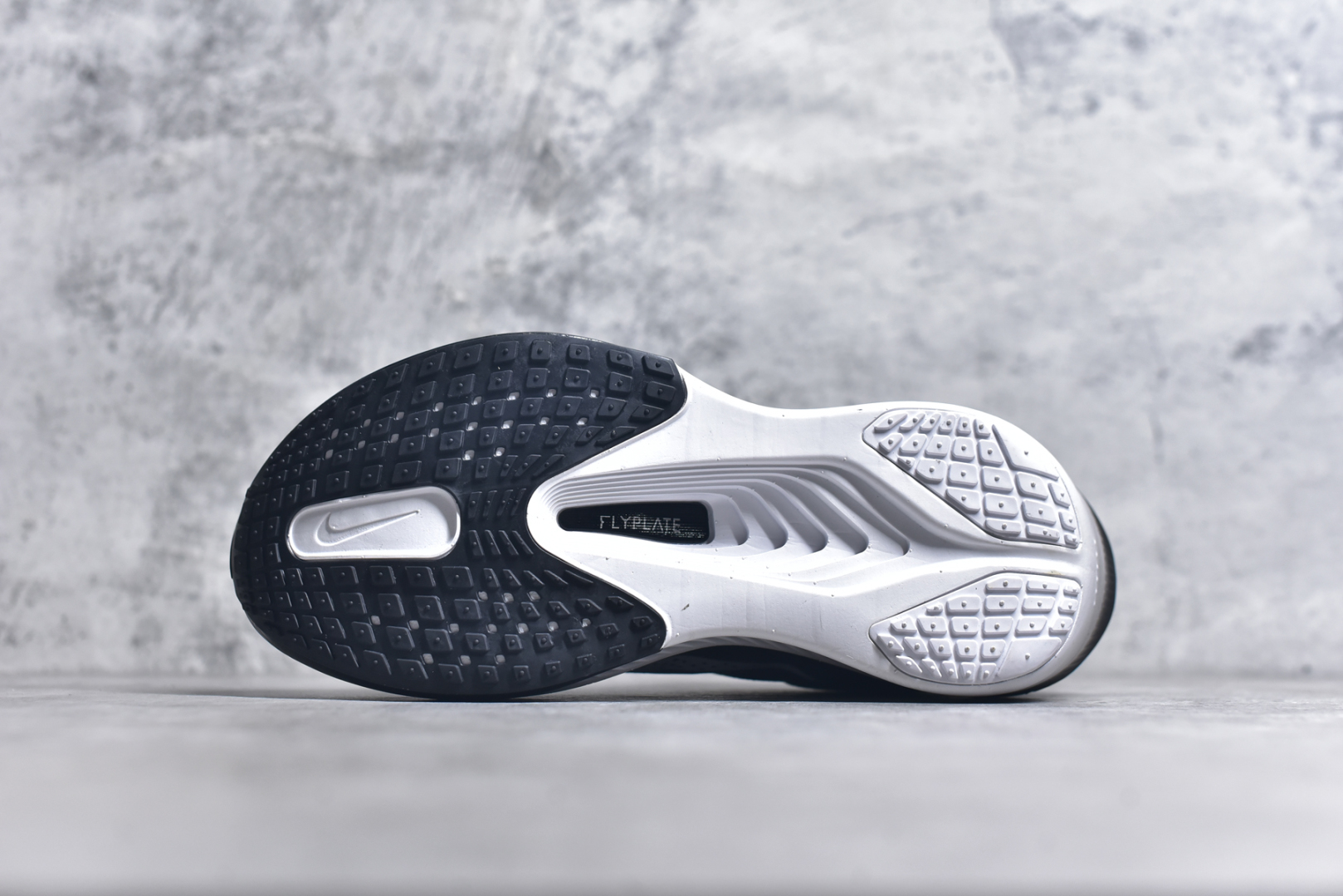 图片[6]-#NK ZoomX Invincible Run Flyknit 6 轻量跑鞋 飞织低帮休闲运动慢跑鞋 厚底增高 老爹鞋 此鞋专为短跑运动员而生 是为 5 至 10 公里距离的赛事和训练打造 整体设计采用流线型的轻质工程网眼材质构成鞋面 并与其他 Running 旗舰鞋款同样搭载全脚掌 ZoomX 缓冲中底 搭配 Pebax 物料与橡胶外底 ZoomX StreakFly 首发配色以Prototype呈现 其灵感是来自开发期间的磨损测试 透过编号的标记与内侧的预期跑步距离突出研发过程 货号： FN8454-001 尺码：36 36.5 37.5 38 38.5 39 40 40.5 41 42 42.5 43 44 45 46-选品中心