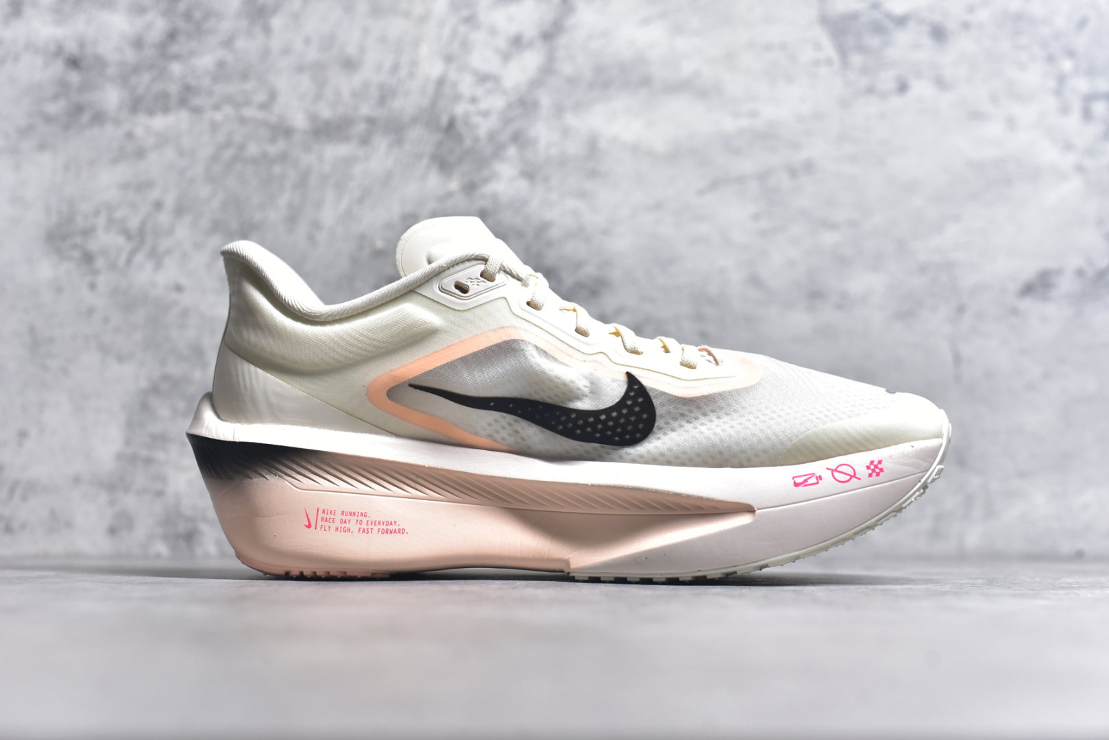 图片[3]-#NK ZoomX Invincible Run Flyknit 6 轻量跑鞋 飞织低帮休闲运动慢跑鞋 厚底增高 老爹鞋 此鞋专为短跑运动员而生 是为 5 至 10 公里距离的赛事和训练打造 整体设计采用流线型的轻质工程网眼材质构成鞋面 并与其他 Running 旗舰鞋款同样搭载全脚掌 ZoomX 缓冲中底 搭配 Pebax 物料与橡胶外底 ZoomX StreakFly 首发配色以Prototype呈现 其灵感是来自开发期间的磨损测试 透过编号的标记与内侧的预期跑步距离突出研发过程 货号： FN8455-102 尺码：36 36.5 37.5 38 38.5 39 40 40.5 41 42 42.5 43 44 45 46-选品中心
