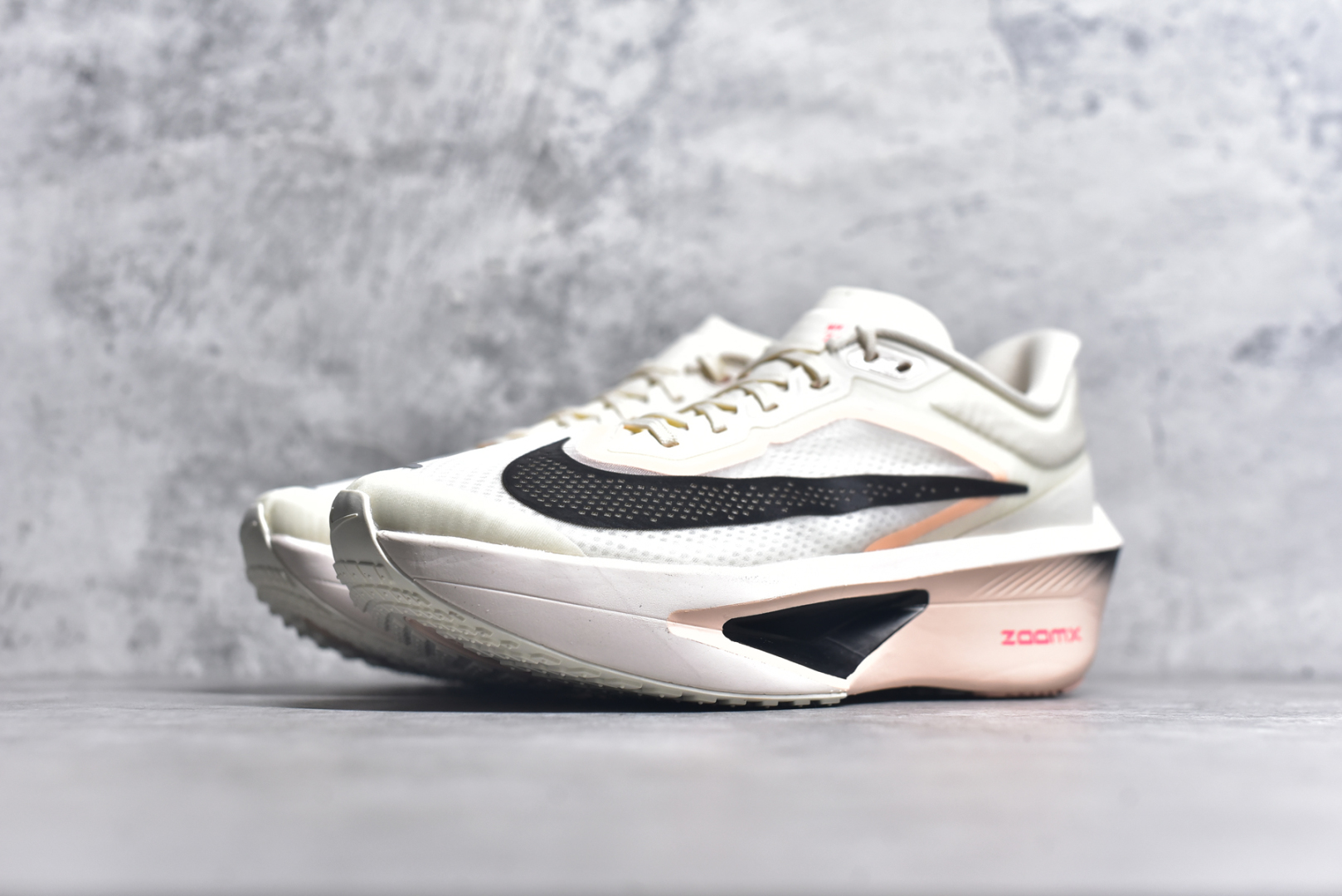 图片[2]-#NK ZoomX Invincible Run Flyknit 6 轻量跑鞋 飞织低帮休闲运动慢跑鞋 厚底增高 老爹鞋 此鞋专为短跑运动员而生 是为 5 至 10 公里距离的赛事和训练打造 整体设计采用流线型的轻质工程网眼材质构成鞋面 并与其他 Running 旗舰鞋款同样搭载全脚掌 ZoomX 缓冲中底 搭配 Pebax 物料与橡胶外底 ZoomX StreakFly 首发配色以Prototype呈现 其灵感是来自开发期间的磨损测试 透过编号的标记与内侧的预期跑步距离突出研发过程 货号： FN8455-102 尺码：36 36.5 37.5 38 38.5 39 40 40.5 41 42 42.5 43 44 45 46-选品中心