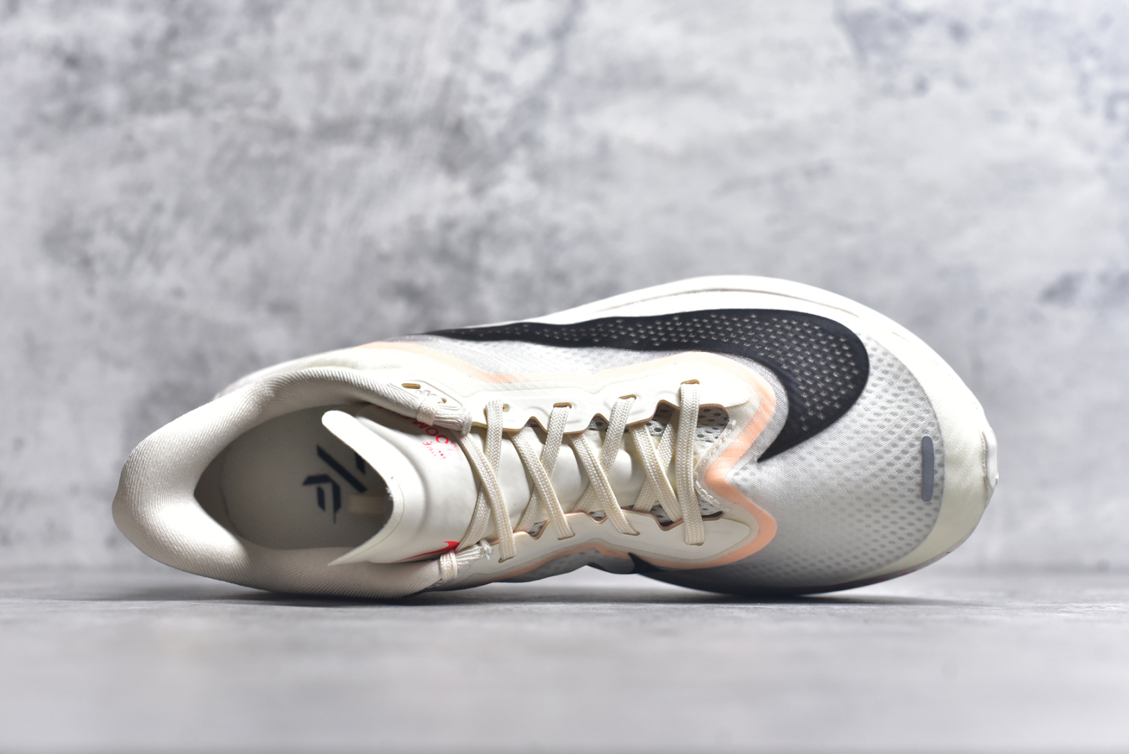 图片[4]-#NK ZoomX Invincible Run Flyknit 6 轻量跑鞋 飞织低帮休闲运动慢跑鞋 厚底增高 老爹鞋 此鞋专为短跑运动员而生 是为 5 至 10 公里距离的赛事和训练打造 整体设计采用流线型的轻质工程网眼材质构成鞋面 并与其他 Running 旗舰鞋款同样搭载全脚掌 ZoomX 缓冲中底 搭配 Pebax 物料与橡胶外底 ZoomX StreakFly 首发配色以Prototype呈现 其灵感是来自开发期间的磨损测试 透过编号的标记与内侧的预期跑步距离突出研发过程 货号： FN8455-102 尺码：36 36.5 37.5 38 38.5 39 40 40.5 41 42 42.5 43 44 45 46-选品中心