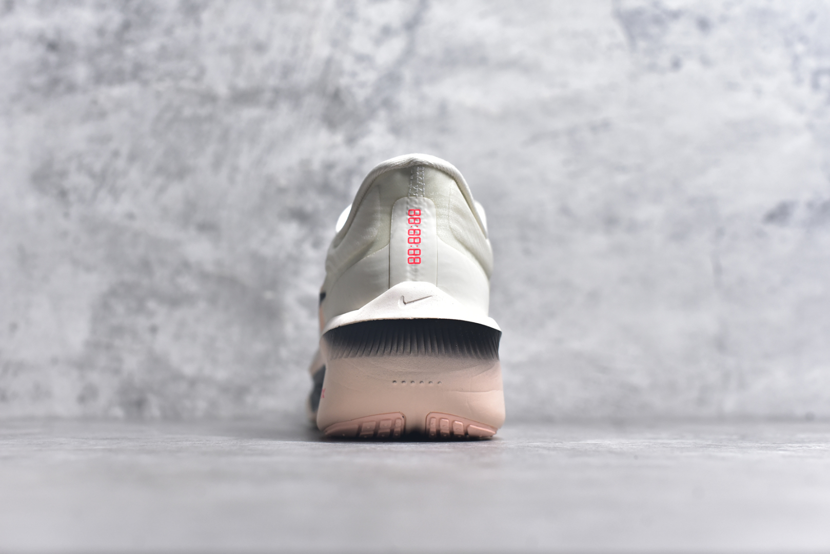 图片[5]-#NK ZoomX Invincible Run Flyknit 6 轻量跑鞋 飞织低帮休闲运动慢跑鞋 厚底增高 老爹鞋 此鞋专为短跑运动员而生 是为 5 至 10 公里距离的赛事和训练打造 整体设计采用流线型的轻质工程网眼材质构成鞋面 并与其他 Running 旗舰鞋款同样搭载全脚掌 ZoomX 缓冲中底 搭配 Pebax 物料与橡胶外底 ZoomX StreakFly 首发配色以Prototype呈现 其灵感是来自开发期间的磨损测试 透过编号的标记与内侧的预期跑步距离突出研发过程 货号： FN8455-102 尺码：36 36.5 37.5 38 38.5 39 40 40.5 41 42 42.5 43 44 45 46-选品中心