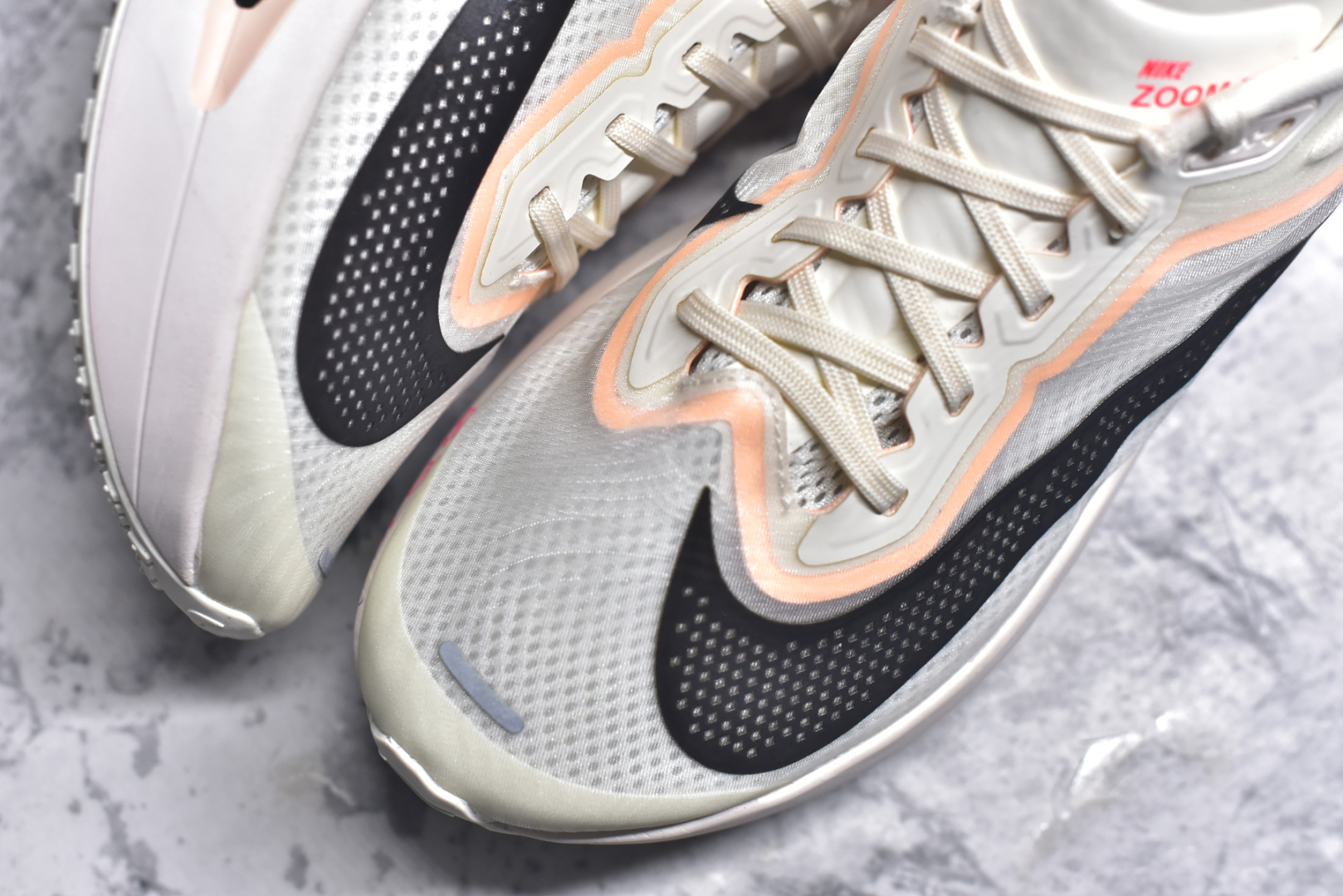 图片[8]-#NK ZoomX Invincible Run Flyknit 6 轻量跑鞋 飞织低帮休闲运动慢跑鞋 厚底增高 老爹鞋 此鞋专为短跑运动员而生 是为 5 至 10 公里距离的赛事和训练打造 整体设计采用流线型的轻质工程网眼材质构成鞋面 并与其他 Running 旗舰鞋款同样搭载全脚掌 ZoomX 缓冲中底 搭配 Pebax 物料与橡胶外底 ZoomX StreakFly 首发配色以Prototype呈现 其灵感是来自开发期间的磨损测试 透过编号的标记与内侧的预期跑步距离突出研发过程 货号： FN8455-102 尺码：36 36.5 37.5 38 38.5 39 40 40.5 41 42 42.5 43 44 45 46-选品中心