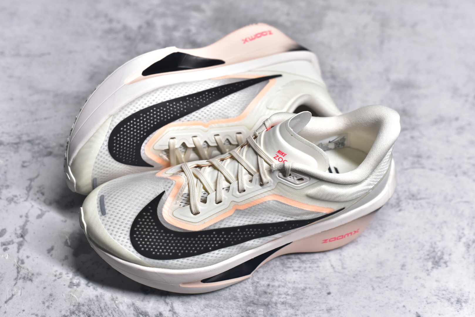 图片[7]-#NK ZoomX Invincible Run Flyknit 6 轻量跑鞋 飞织低帮休闲运动慢跑鞋 厚底增高 老爹鞋 此鞋专为短跑运动员而生 是为 5 至 10 公里距离的赛事和训练打造 整体设计采用流线型的轻质工程网眼材质构成鞋面 并与其他 Running 旗舰鞋款同样搭载全脚掌 ZoomX 缓冲中底 搭配 Pebax 物料与橡胶外底 ZoomX StreakFly 首发配色以Prototype呈现 其灵感是来自开发期间的磨损测试 透过编号的标记与内侧的预期跑步距离突出研发过程 货号： FN8455-102 尺码：36 36.5 37.5 38 38.5 39 40 40.5 41 42 42.5 43 44 45 46-选品中心