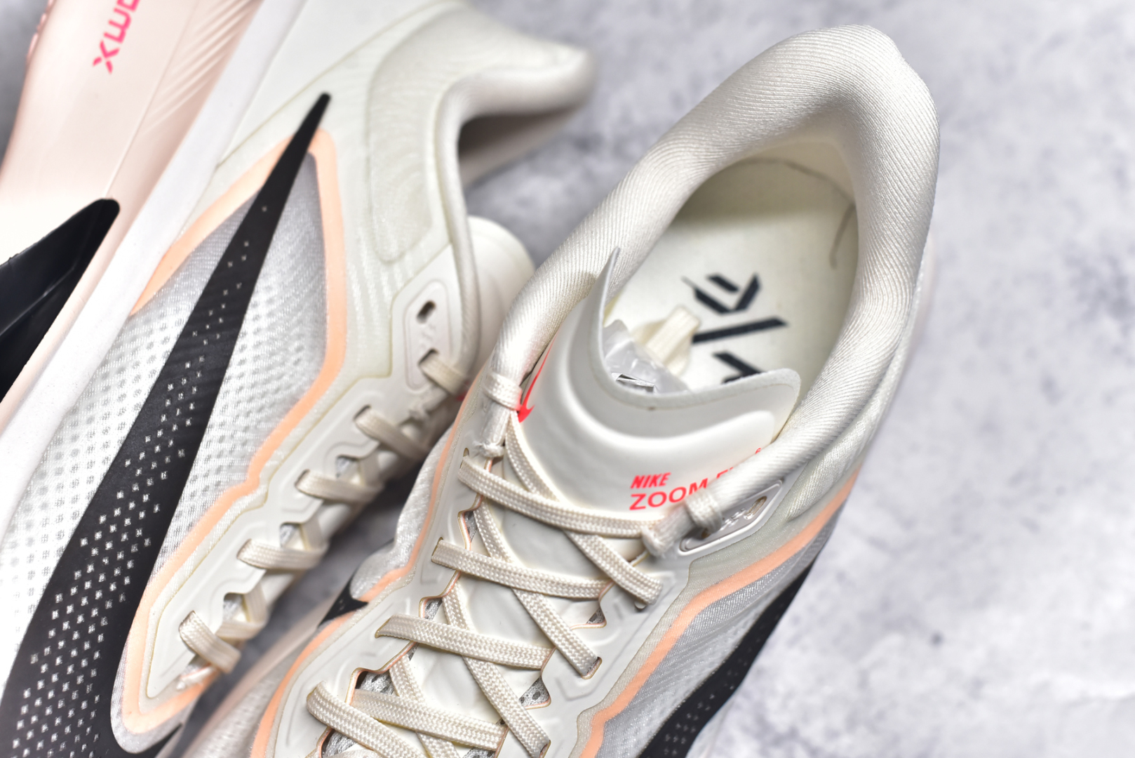 图片[9]-#NK ZoomX Invincible Run Flyknit 6 轻量跑鞋 飞织低帮休闲运动慢跑鞋 厚底增高 老爹鞋 此鞋专为短跑运动员而生 是为 5 至 10 公里距离的赛事和训练打造 整体设计采用流线型的轻质工程网眼材质构成鞋面 并与其他 Running 旗舰鞋款同样搭载全脚掌 ZoomX 缓冲中底 搭配 Pebax 物料与橡胶外底 ZoomX StreakFly 首发配色以Prototype呈现 其灵感是来自开发期间的磨损测试 透过编号的标记与内侧的预期跑步距离突出研发过程 货号： FN8455-102 尺码：36 36.5 37.5 38 38.5 39 40 40.5 41 42 42.5 43 44 45 46-选品中心