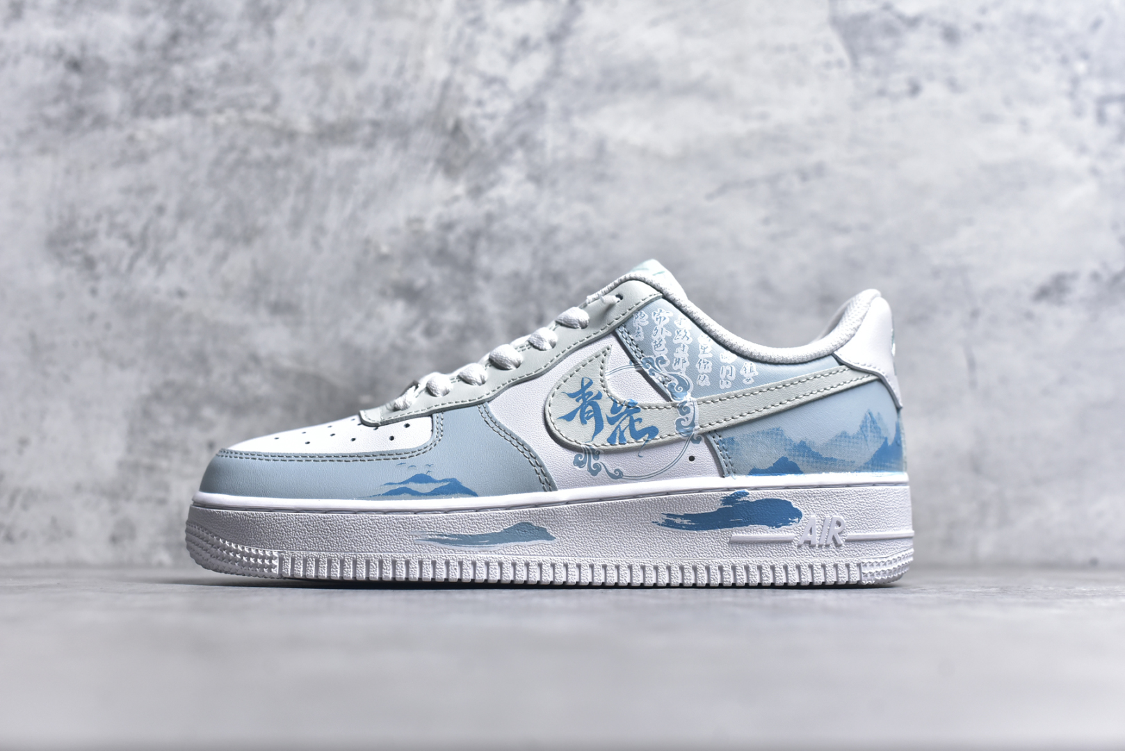 #Nk Air Force 1\’07 Low \”Celadon\” 青花瓷 空军一号低帮休闲板鞋 LJ2288-222 #初闻“青花瓷”之名，脑海中便会浮现出一幅烟雨朦胧的江南画卷。那细腻洁白的胎体，恰似江南水乡的薄雾，轻柔而纯净；幽然绽放的蓝色花纹，宛如水墨画中的笔触，肆意又洒脱。它诞生于土，却在烈火的淬炼下，脱胎换骨，成为了瓷器中的翘楚 尺码：36 36.5 37 38 38.5 39 40 40.5 41 42 42.5 43 44 44.5 45 9.D4-选品中心