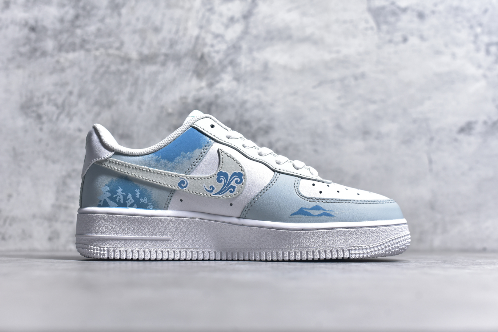 图片[3]-#Nk Air Force 1\’07 Low \”Celadon\” 青花瓷 空军一号低帮休闲板鞋 LJ2288-222 #初闻“青花瓷”之名，脑海中便会浮现出一幅烟雨朦胧的江南画卷。那细腻洁白的胎体，恰似江南水乡的薄雾，轻柔而纯净；幽然绽放的蓝色花纹，宛如水墨画中的笔触，肆意又洒脱。它诞生于土，却在烈火的淬炼下，脱胎换骨，成为了瓷器中的翘楚 尺码：36 36.5 37 38 38.5 39 40 40.5 41 42 42.5 43 44 44.5 45 9.D4-选品中心