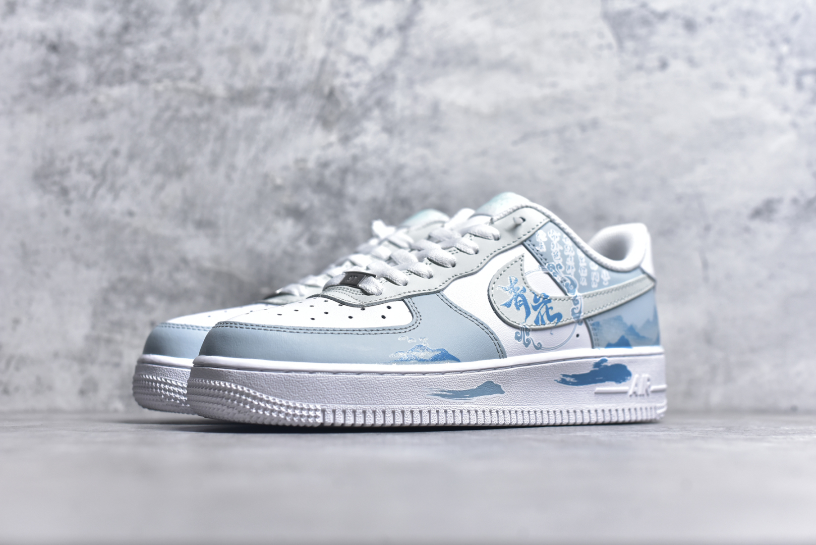 图片[2]-#Nk Air Force 1\’07 Low \”Celadon\” 青花瓷 空军一号低帮休闲板鞋 LJ2288-222 #初闻“青花瓷”之名，脑海中便会浮现出一幅烟雨朦胧的江南画卷。那细腻洁白的胎体，恰似江南水乡的薄雾，轻柔而纯净；幽然绽放的蓝色花纹，宛如水墨画中的笔触，肆意又洒脱。它诞生于土，却在烈火的淬炼下，脱胎换骨，成为了瓷器中的翘楚 尺码：36 36.5 37 38 38.5 39 40 40.5 41 42 42.5 43 44 44.5 45 9.D4-选品中心