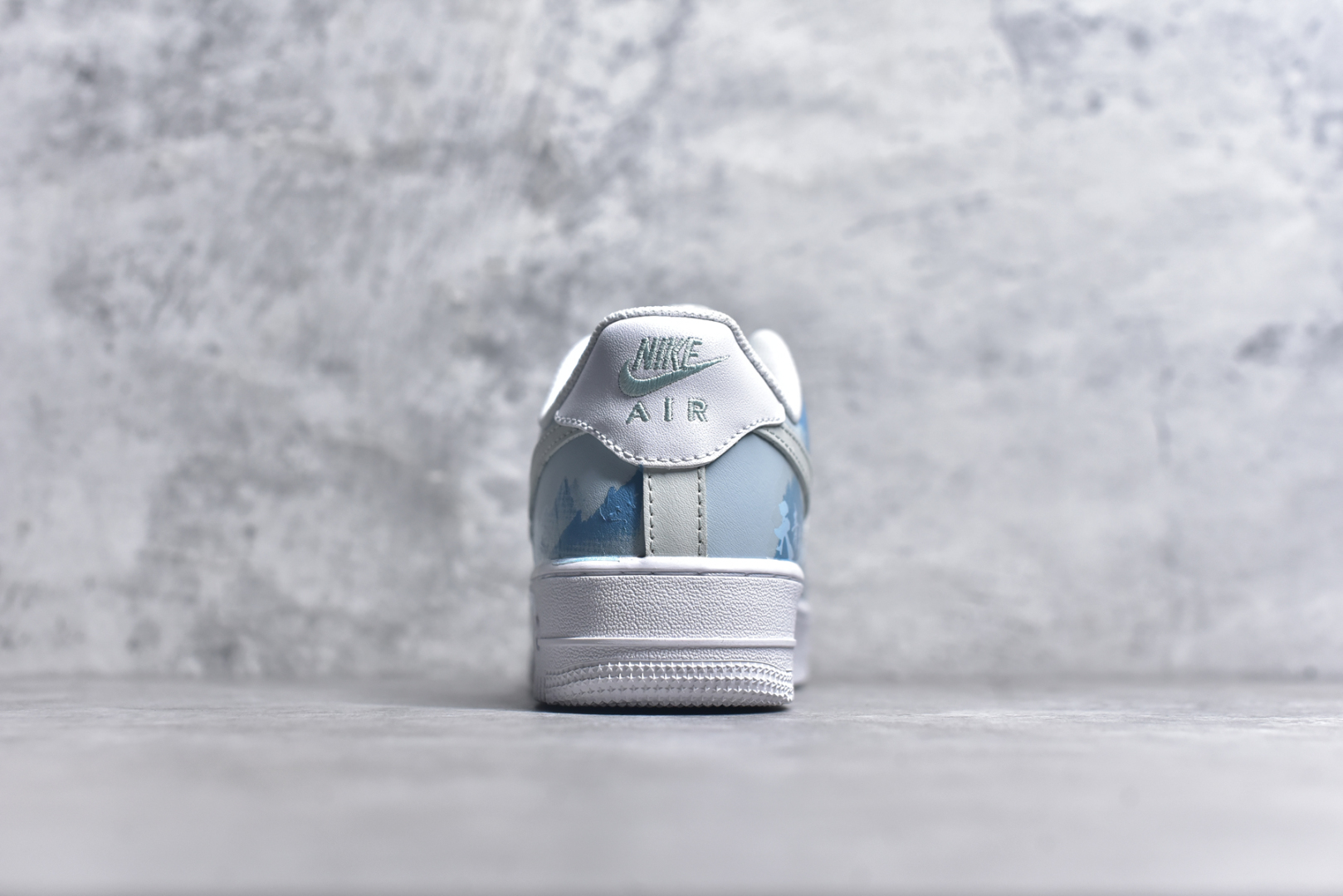 图片[5]-#Nk Air Force 1\’07 Low \”Celadon\” 青花瓷 空军一号低帮休闲板鞋 LJ2288-222 #初闻“青花瓷”之名，脑海中便会浮现出一幅烟雨朦胧的江南画卷。那细腻洁白的胎体，恰似江南水乡的薄雾，轻柔而纯净；幽然绽放的蓝色花纹，宛如水墨画中的笔触，肆意又洒脱。它诞生于土，却在烈火的淬炼下，脱胎换骨，成为了瓷器中的翘楚 尺码：36 36.5 37 38 38.5 39 40 40.5 41 42 42.5 43 44 44.5 45 9.D4-选品中心
