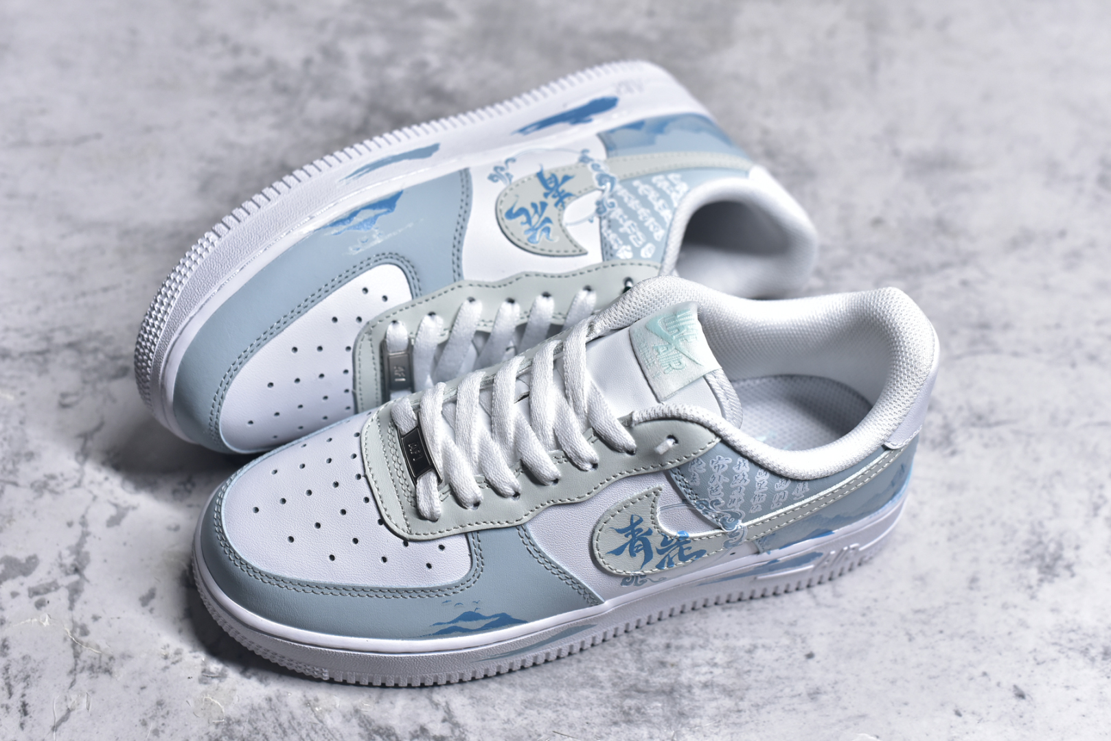 图片[7]-#Nk Air Force 1\’07 Low \”Celadon\” 青花瓷 空军一号低帮休闲板鞋 LJ2288-222 #初闻“青花瓷”之名，脑海中便会浮现出一幅烟雨朦胧的江南画卷。那细腻洁白的胎体，恰似江南水乡的薄雾，轻柔而纯净；幽然绽放的蓝色花纹，宛如水墨画中的笔触，肆意又洒脱。它诞生于土，却在烈火的淬炼下，脱胎换骨，成为了瓷器中的翘楚 尺码：36 36.5 37 38 38.5 39 40 40.5 41 42 42.5 43 44 44.5 45 9.D4-选品中心
