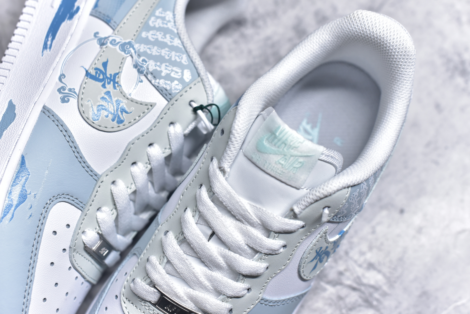 图片[9]-#Nk Air Force 1\’07 Low \”Celadon\” 青花瓷 空军一号低帮休闲板鞋 LJ2288-222 #初闻“青花瓷”之名，脑海中便会浮现出一幅烟雨朦胧的江南画卷。那细腻洁白的胎体，恰似江南水乡的薄雾，轻柔而纯净；幽然绽放的蓝色花纹，宛如水墨画中的笔触，肆意又洒脱。它诞生于土，却在烈火的淬炼下，脱胎换骨，成为了瓷器中的翘楚 尺码：36 36.5 37 38 38.5 39 40 40.5 41 42 42.5 43 44 44.5 45 9.D4-选品中心
