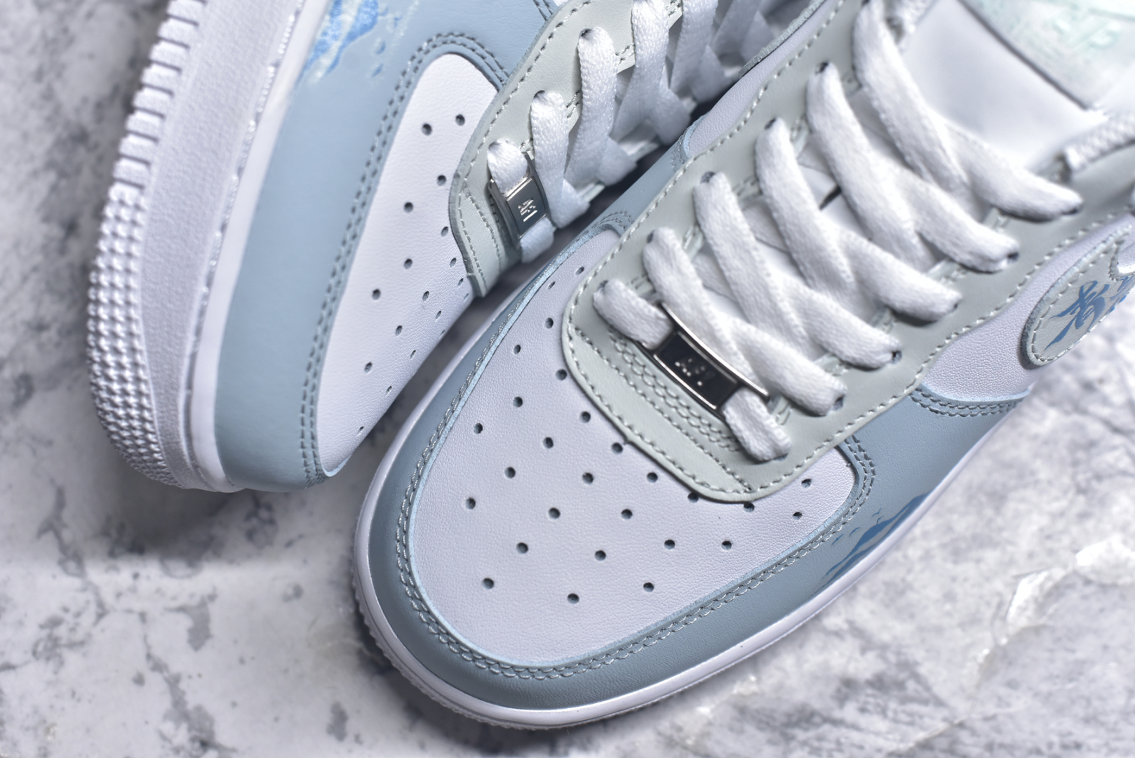 图片[8]-#Nk Air Force 1\’07 Low \”Celadon\” 青花瓷 空军一号低帮休闲板鞋 LJ2288-222 #初闻“青花瓷”之名，脑海中便会浮现出一幅烟雨朦胧的江南画卷。那细腻洁白的胎体，恰似江南水乡的薄雾，轻柔而纯净；幽然绽放的蓝色花纹，宛如水墨画中的笔触，肆意又洒脱。它诞生于土，却在烈火的淬炼下，脱胎换骨，成为了瓷器中的翘楚 尺码：36 36.5 37 38 38.5 39 40 40.5 41 42 42.5 43 44 44.5 45 9.D4-选品中心