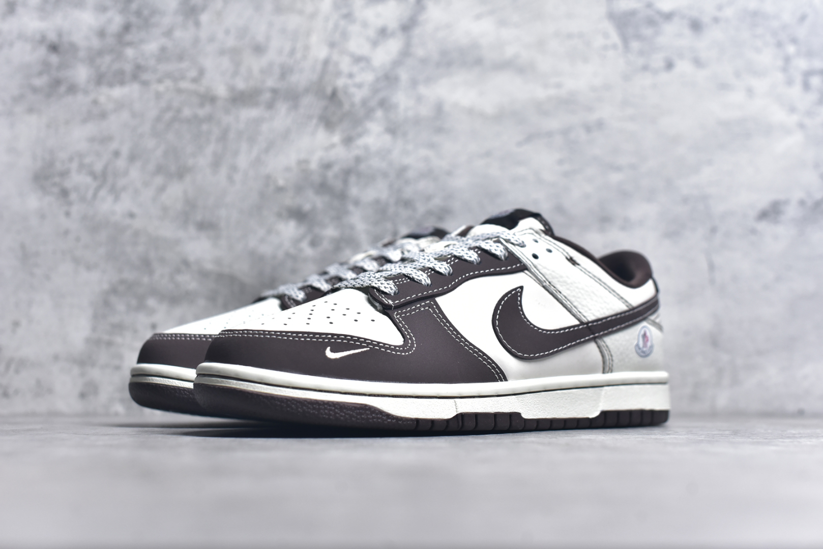 图片[2]-#Nk SB Dunk Low Moncler联名 奶白棕 周年高端定制 低帮休闲板鞋 AG3702-854 #定制鞋盒 大厂纯原品质出货 超高清洁度 皮料切割干净无任何毛边 细节完美 尺码：36 36.5 37.5 38 38.5 39 40 40.5 41 42 42.5 43 44 44.5 45 9.E5-选品中心