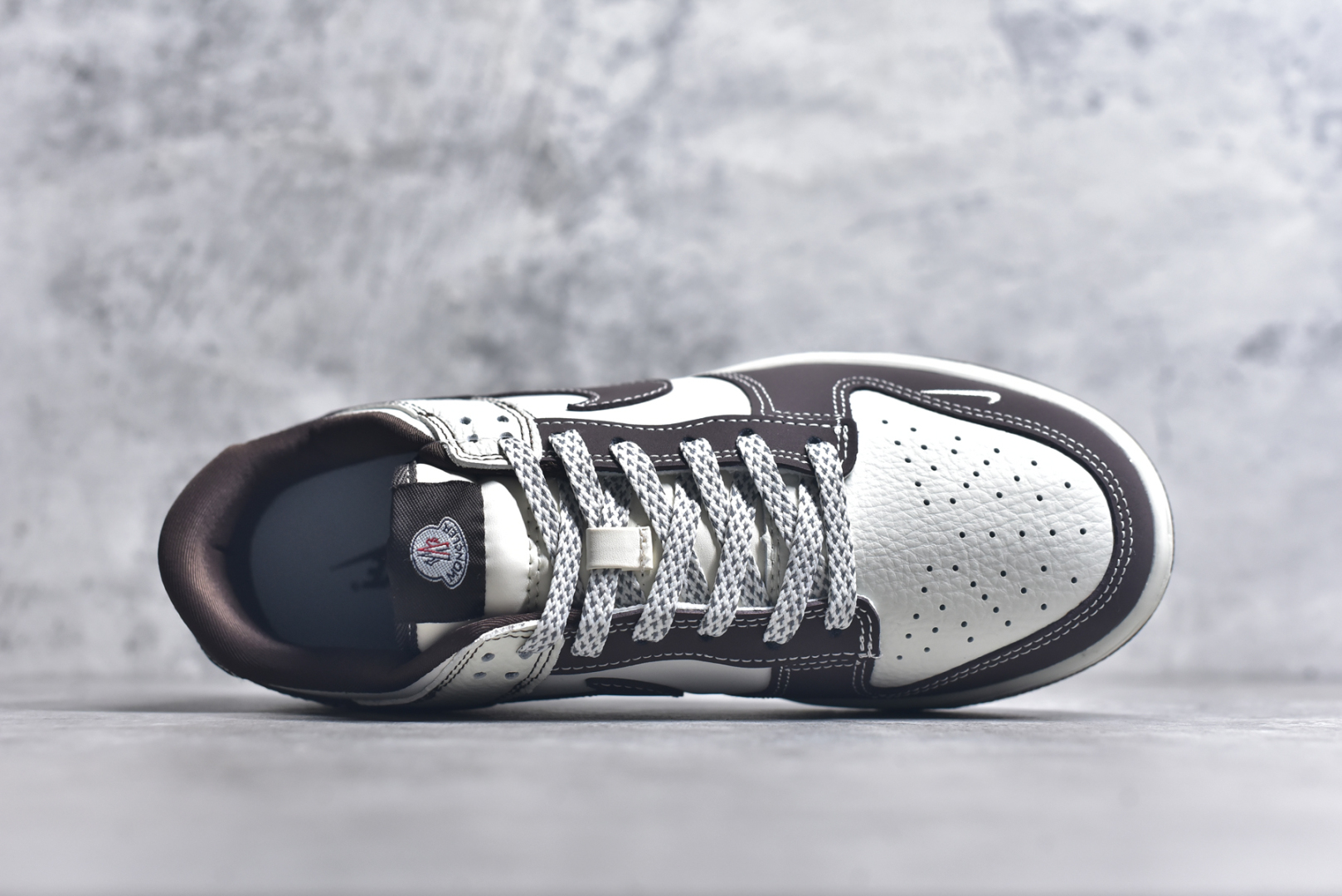 图片[4]-#Nk SB Dunk Low Moncler联名 奶白棕 周年高端定制 低帮休闲板鞋 AG3702-854 #定制鞋盒 大厂纯原品质出货 超高清洁度 皮料切割干净无任何毛边 细节完美 尺码：36 36.5 37.5 38 38.5 39 40 40.5 41 42 42.5 43 44 44.5 45 9.E5-选品中心