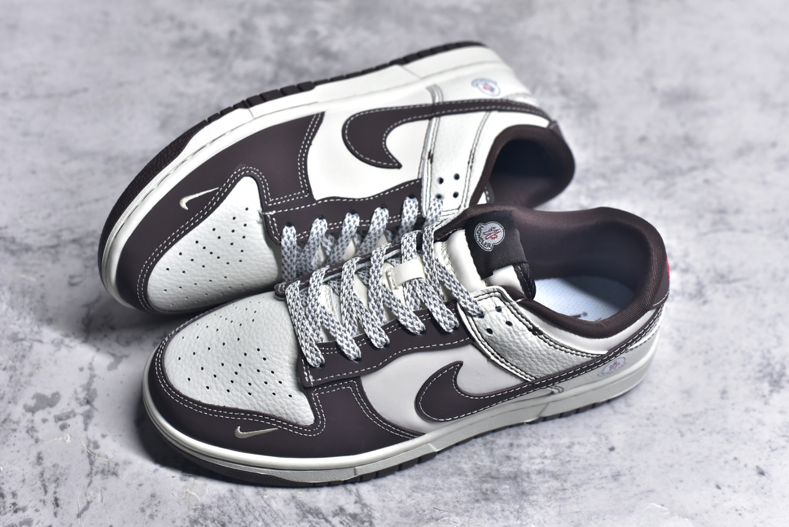 图片[7]-#Nk SB Dunk Low Moncler联名 奶白棕 周年高端定制 低帮休闲板鞋 AG3702-854 #定制鞋盒 大厂纯原品质出货 超高清洁度 皮料切割干净无任何毛边 细节完美 尺码：36 36.5 37.5 38 38.5 39 40 40.5 41 42 42.5 43 44 44.5 45 9.E5-选品中心