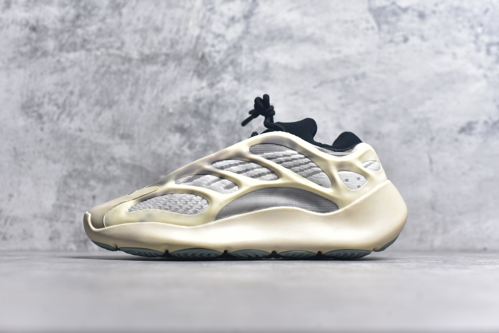 #福利特价 套现🚀#纯原级别 福利特价大清仓 Yeezy 700V3 \”Azael\” 异形 市面独家原鞋开发 客供原厂材料 市面所有版本均是看图做货材料全部用错 市面唯一正确流线鞋型 正确星空夜光效果 此次非Boost科技 别被杀猪 鞋底采用BOUNCE全新缓震技术 文案缩减 自行感受实拍尺码：36 36.5 37 38 38.5 39 40-选品中心