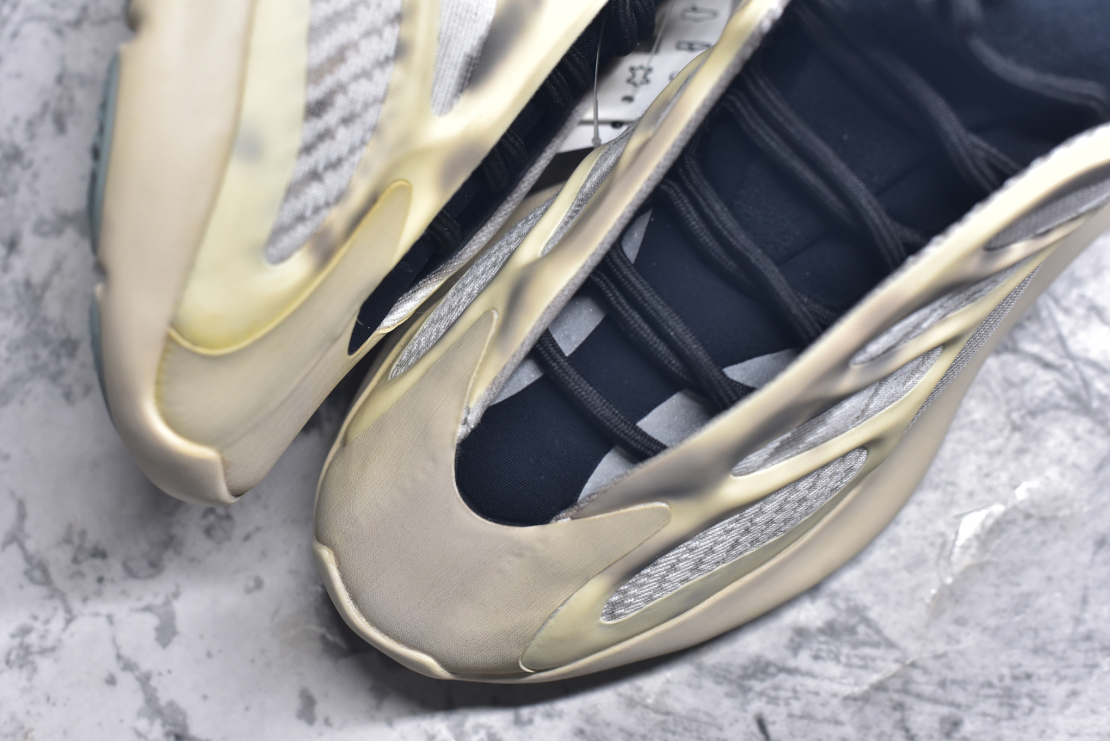 图片[8]-#福利特价 套现🚀#纯原级别 福利特价大清仓 Yeezy 700V3 \”Azael\” 异形 市面独家原鞋开发 客供原厂材料 市面所有版本均是看图做货材料全部用错 市面唯一正确流线鞋型 正确星空夜光效果 此次非Boost科技 别被杀猪 鞋底采用BOUNCE全新缓震技术 文案缩减 自行感受实拍尺码：36 36.5 37 38 38.5 39 40-选品中心