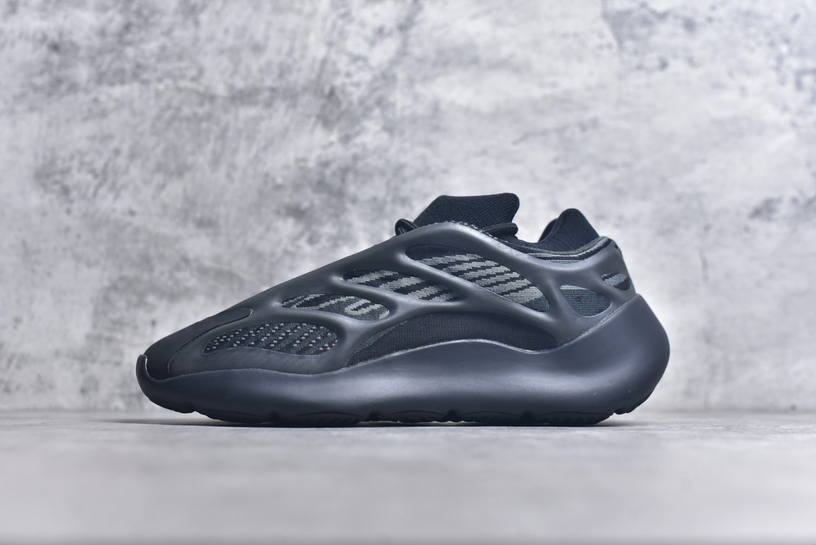 #福利特价 套现🚀#纯原级别 福利特价大清仓 Yeezy 700V3 \”Azael\” 异形 市面独家原鞋开发 客供原厂材料 市面所有版本均是看图做货材料全部用错 市面唯一正确流线鞋型 正确星空夜光效果 此次非Boost科技 别被杀猪 鞋底采用BOUNCE全新缓震技术 文案缩减 自行感受实拍尺码：36 36.5 37 38 38.5 39 40-选品中心