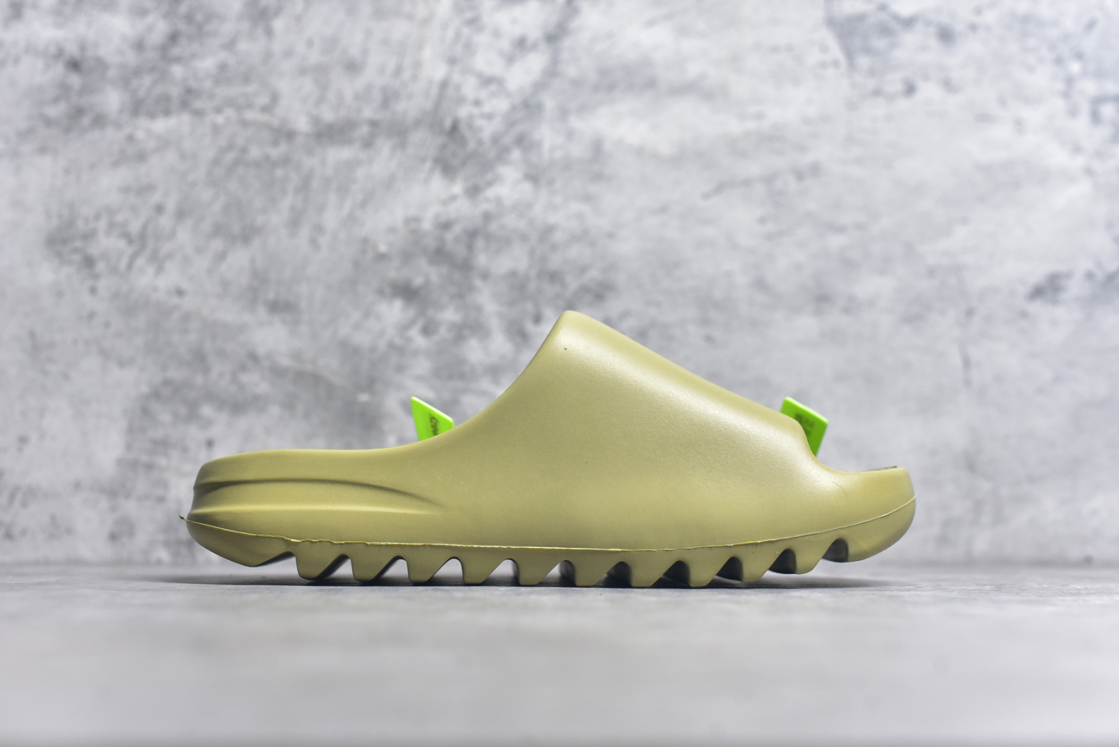 图片[3]-#绿扣 特价版 YEEZY SLIDE 椰子拖鞋 弹性卡色均保持原鞋一致 匠心打造 采用原厂进口MD全套模具打造 全套原楦头 鞋口弧度大小 鞋面色泽质感同步原鞋 LOGO内侧钢印清晰工整 原厂定制原标 同比ZP 符合人体设计 开发至48.5码 尺码：36 37 38 39 40.5 42 43 44.5 46 47 48.5-选品中心