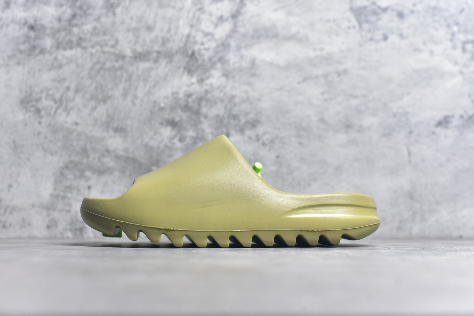 #绿扣 特价版 YEEZY SLIDE 椰子拖鞋 弹性卡色均保持原鞋一致 匠心打造 采用原厂进口MD全套模具打造 全套原楦头 鞋口弧度大小 鞋面色泽质感同步原鞋 LOGO内侧钢印清晰工整 原厂定制原标 同比ZP 符合人体设计 开发至48.5码 尺码：36 37 38 39 40.5 42 43 44.5 46 47 48.5-选品中心