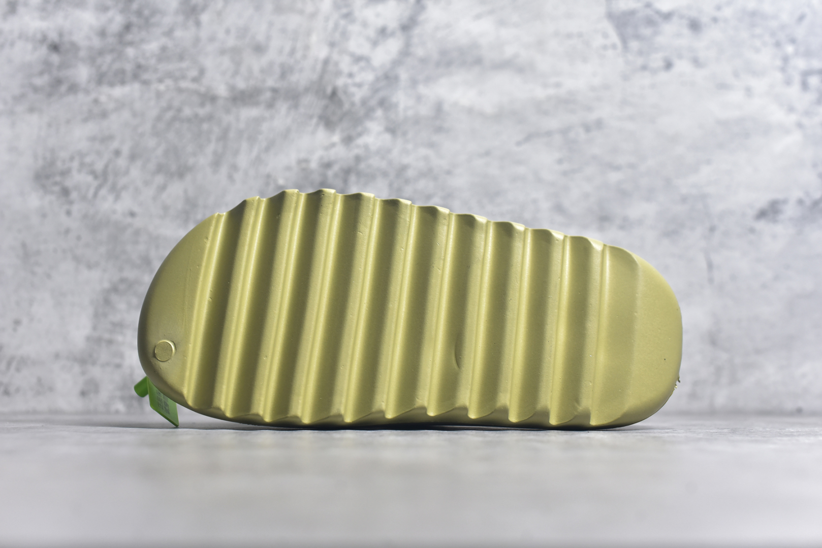 图片[6]-#绿扣 特价版 YEEZY SLIDE 椰子拖鞋 弹性卡色均保持原鞋一致 匠心打造 采用原厂进口MD全套模具打造 全套原楦头 鞋口弧度大小 鞋面色泽质感同步原鞋 LOGO内侧钢印清晰工整 原厂定制原标 同比ZP 符合人体设计 开发至48.5码 尺码：36 37 38 39 40.5 42 43 44.5 46 47 48.5-选品中心