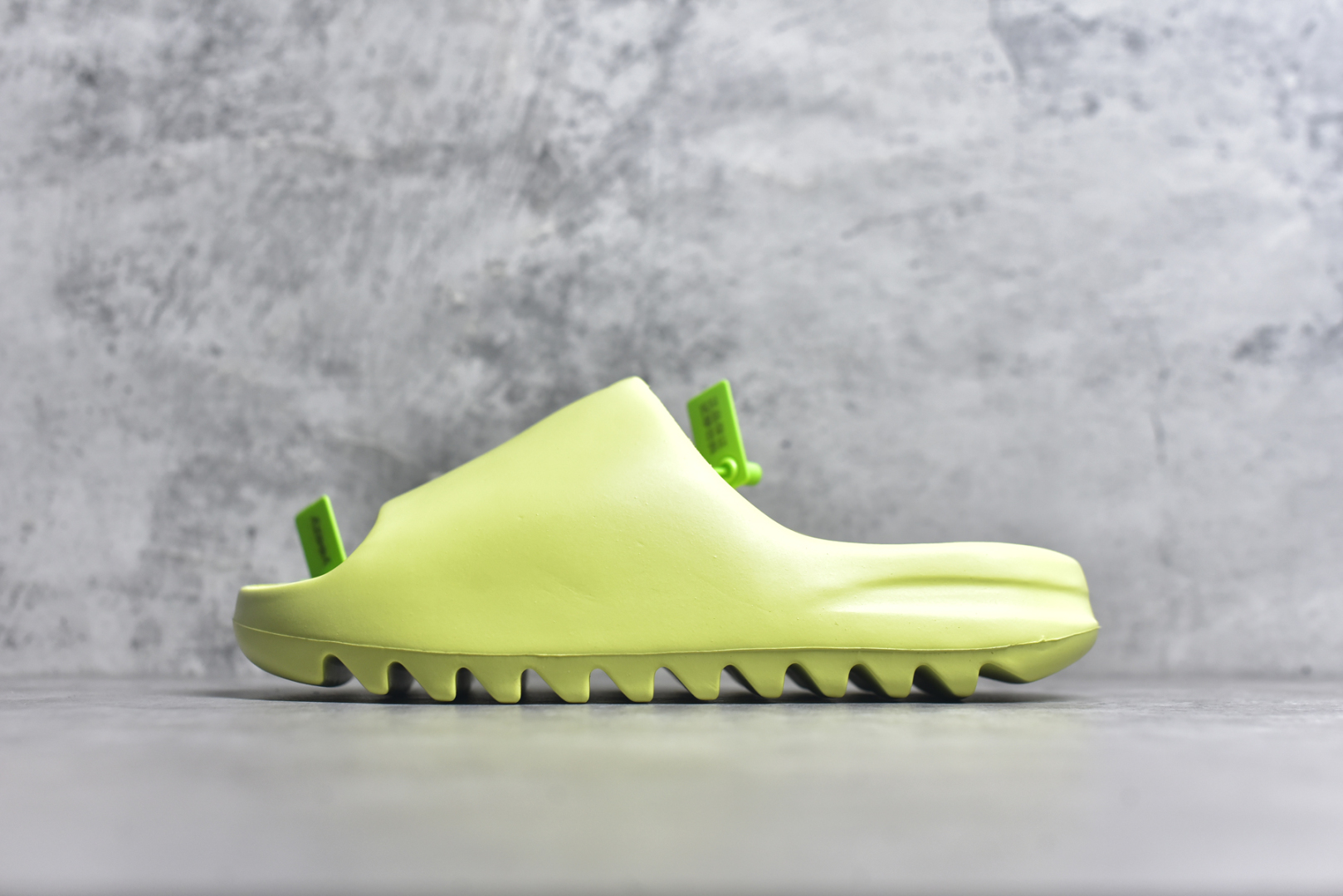 #绿扣 特价版 YEEZY SLIDE 椰子拖鞋 弹性卡色均保持原鞋一致 匠心打造 采用原厂进口MD全套模具打造 全套原楦头 鞋口弧度大小 鞋面色泽质感同步原鞋 LOGO内侧钢印清晰工整 原厂定制原标 同比ZP 符合人体设计 开发至48.5码 尺码：36 37 38 39 40.5 42 43 44.5 46 47 48.5-选品中心