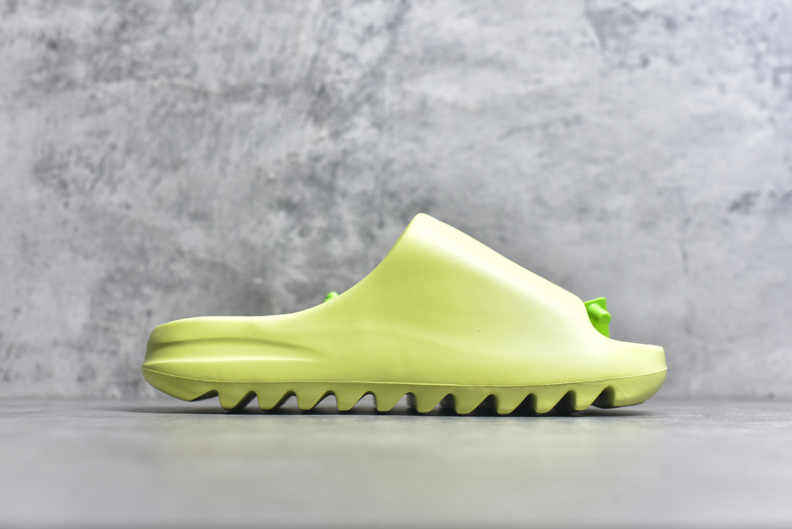 图片[3]-#绿扣 特价版 YEEZY SLIDE 椰子拖鞋 弹性卡色均保持原鞋一致 匠心打造 采用原厂进口MD全套模具打造 全套原楦头 鞋口弧度大小 鞋面色泽质感同步原鞋 LOGO内侧钢印清晰工整 原厂定制原标 同比ZP 符合人体设计 开发至48.5码 尺码：36 37 38 39 40.5 42 43 44.5 46 47 48.5-选品中心