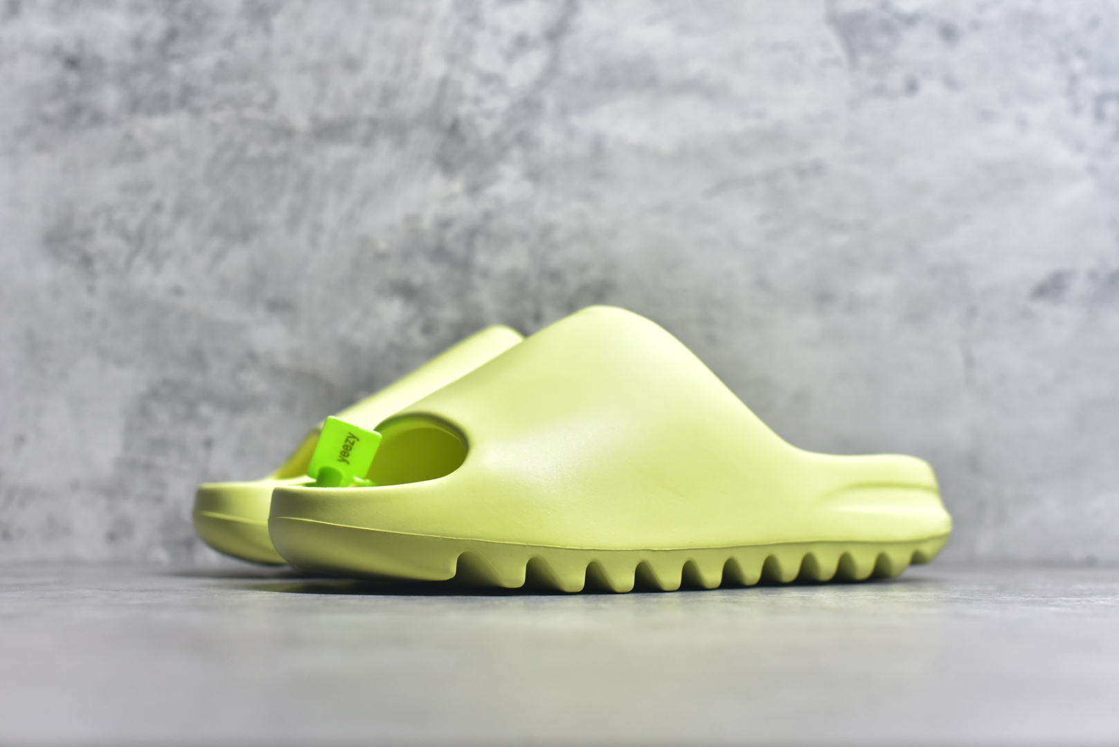 图片[2]-#绿扣 特价版 YEEZY SLIDE 椰子拖鞋 弹性卡色均保持原鞋一致 匠心打造 采用原厂进口MD全套模具打造 全套原楦头 鞋口弧度大小 鞋面色泽质感同步原鞋 LOGO内侧钢印清晰工整 原厂定制原标 同比ZP 符合人体设计 开发至48.5码 尺码：36 37 38 39 40.5 42 43 44.5 46 47 48.5-选品中心