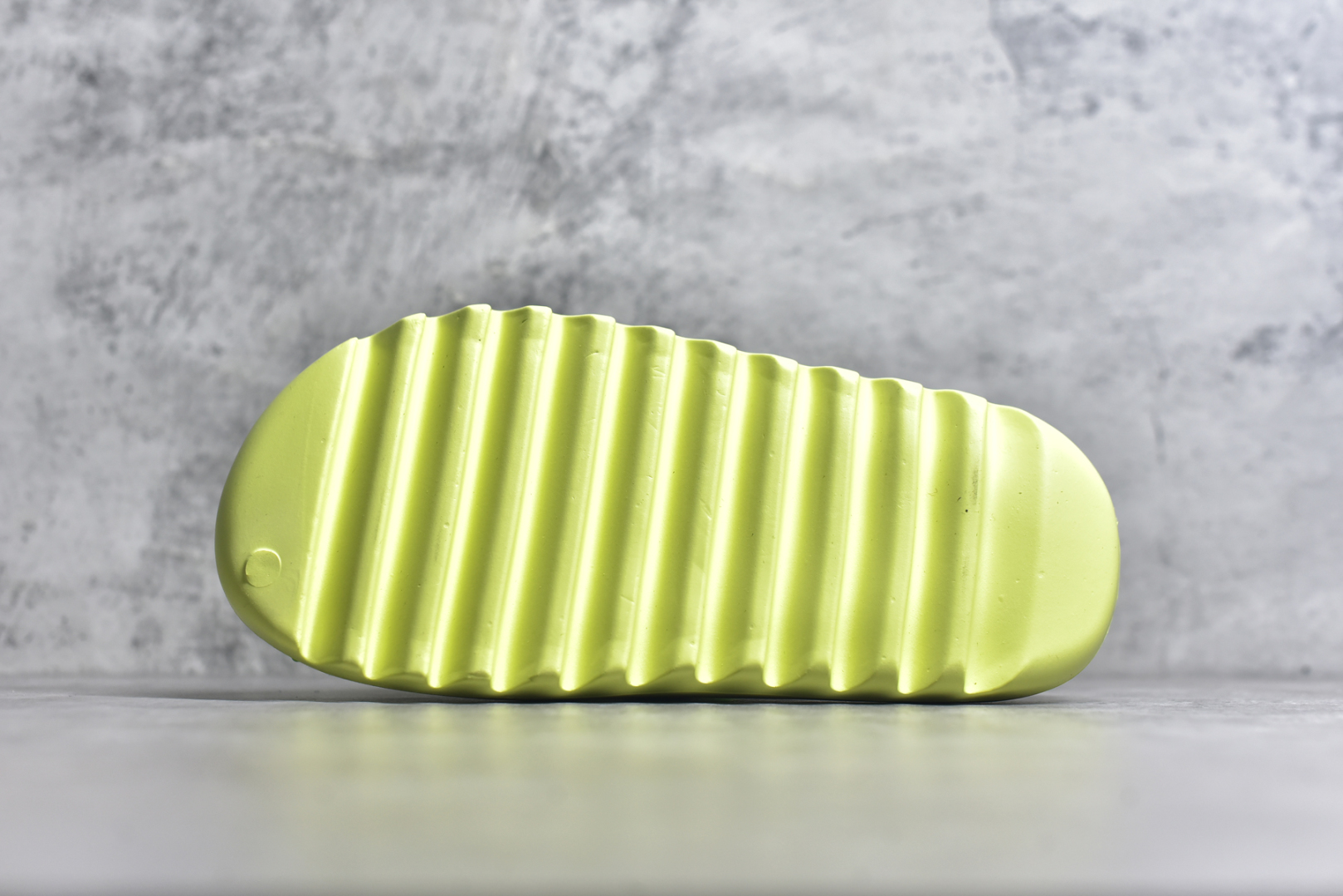 图片[6]-#绿扣 特价版 YEEZY SLIDE 椰子拖鞋 弹性卡色均保持原鞋一致 匠心打造 采用原厂进口MD全套模具打造 全套原楦头 鞋口弧度大小 鞋面色泽质感同步原鞋 LOGO内侧钢印清晰工整 原厂定制原标 同比ZP 符合人体设计 开发至48.5码 尺码：36 37 38 39 40.5 42 43 44.5 46 47 48.5-选品中心