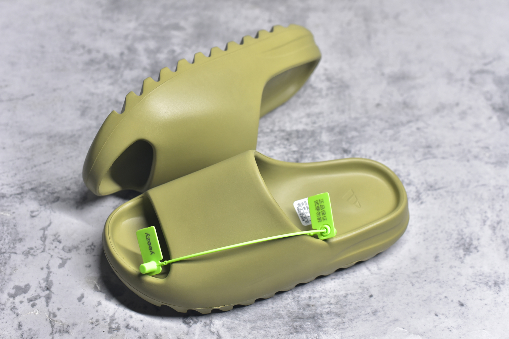 图片[7]-#绿扣 特价版 YEEZY SLIDE 椰子拖鞋 弹性卡色均保持原鞋一致 匠心打造 采用原厂进口MD全套模具打造 全套原楦头 鞋口弧度大小 鞋面色泽质感同步原鞋 LOGO内侧钢印清晰工整 原厂定制原标 同比ZP 符合人体设计 开发至48.5码 尺码：36 37 38 39 40.5 42 43 44.5 46 47 48.5-选品中心