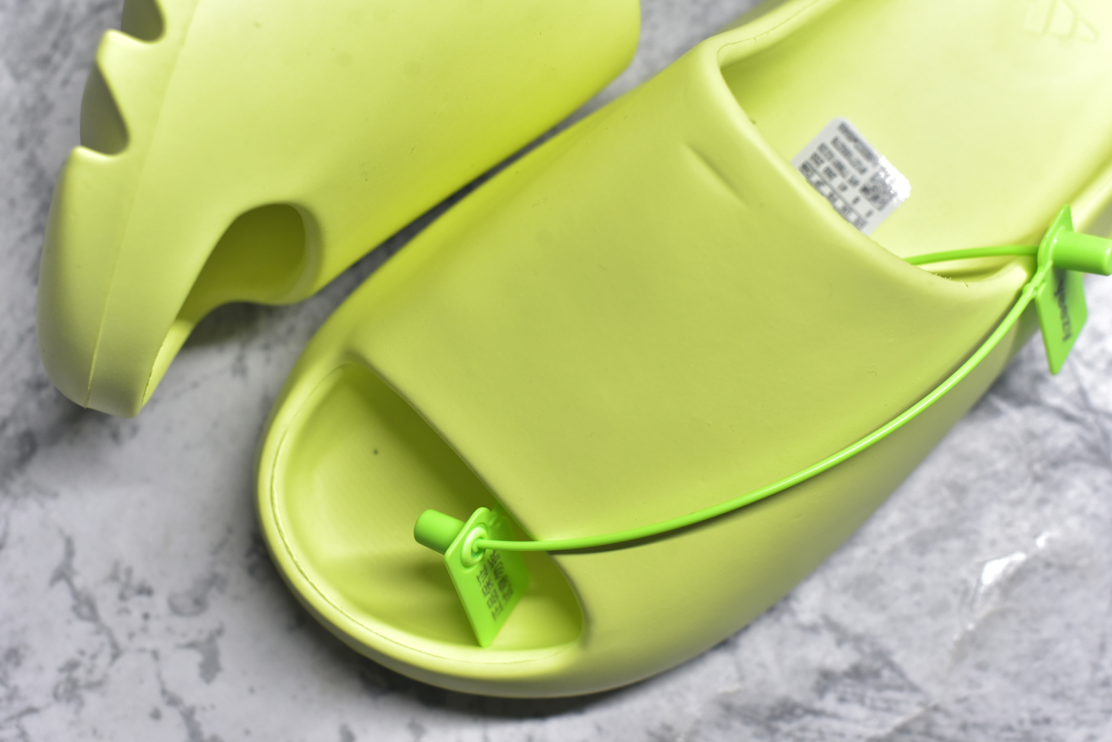 图片[8]-#绿扣 特价版 YEEZY SLIDE 椰子拖鞋 弹性卡色均保持原鞋一致 匠心打造 采用原厂进口MD全套模具打造 全套原楦头 鞋口弧度大小 鞋面色泽质感同步原鞋 LOGO内侧钢印清晰工整 原厂定制原标 同比ZP 符合人体设计 开发至48.5码 尺码：36 37 38 39 40.5 42 43 44.5 46 47 48.5-选品中心