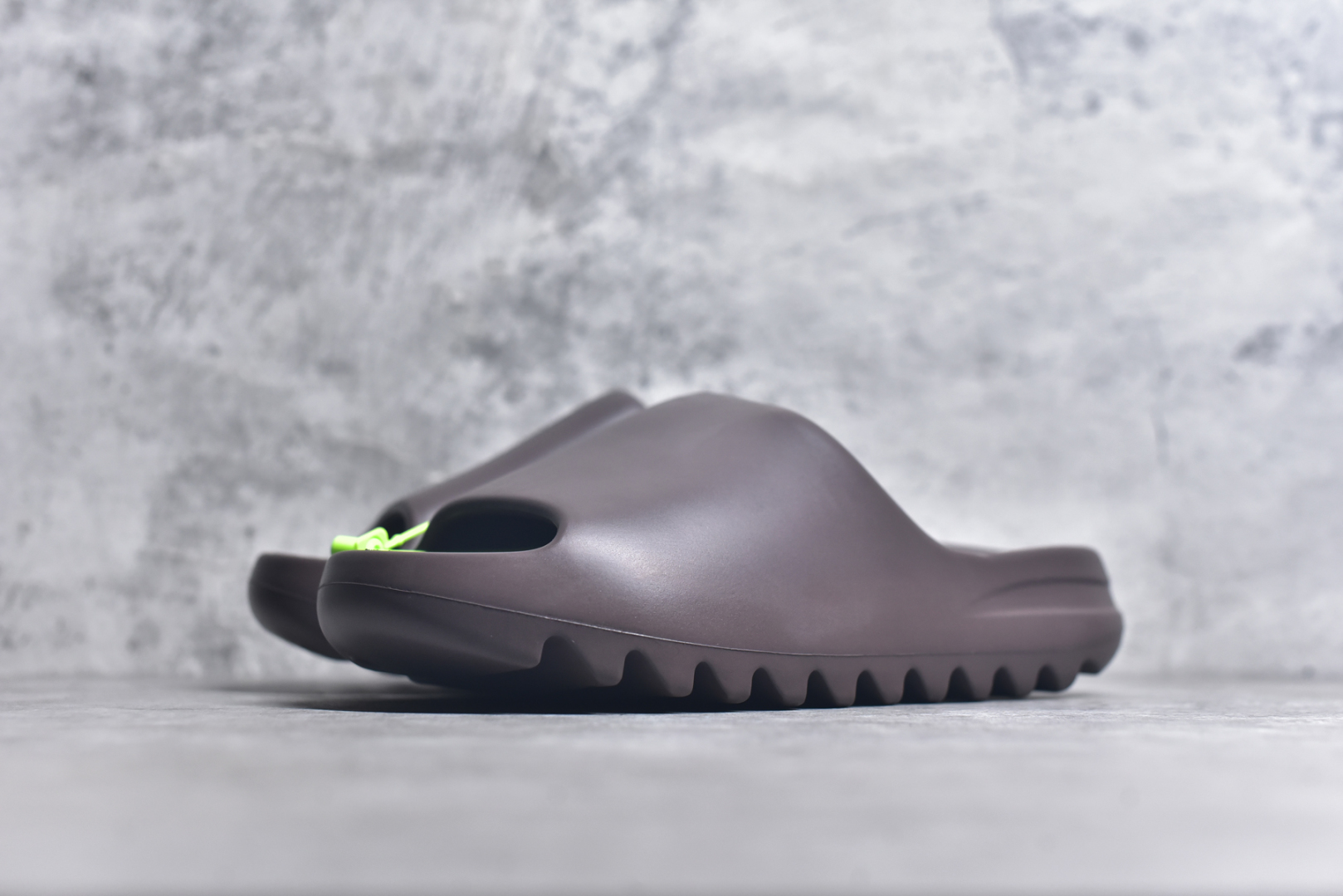 图片[2]-#绿扣 特价版 YEEZY SLIDE 椰子拖鞋 弹性卡色均保持原鞋一致 匠心打造 采用原厂进口MD全套模具打造 全套原楦头 鞋口弧度大小 鞋面色泽质感同步原鞋 LOGO内侧钢印清晰工整 原厂定制原标 同比ZP 符合人体设计 开发至48.5码 尺码：36 37 38 39 40.5 42 43 44.5 46 47 48.5-选品中心