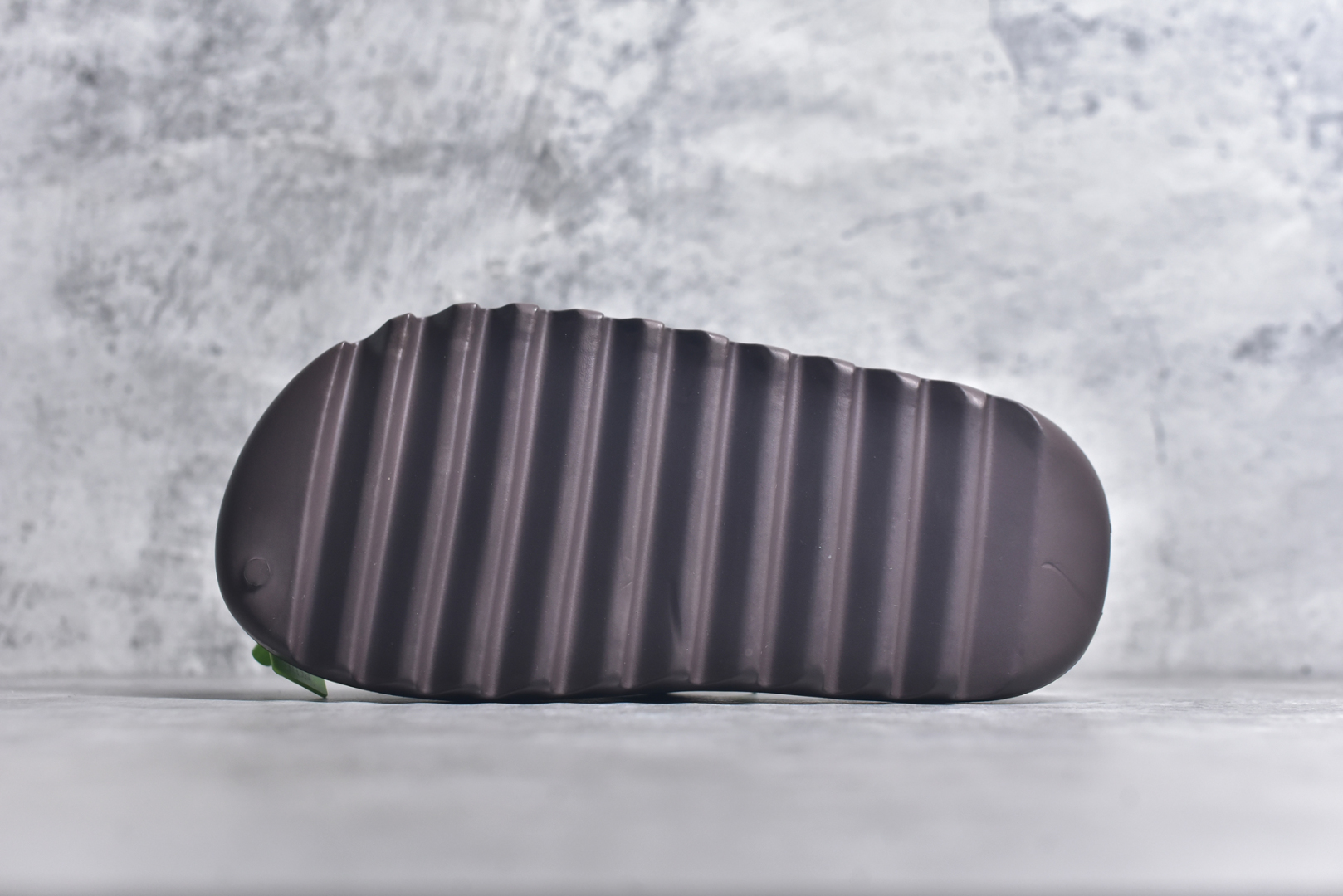 图片[6]-#绿扣 特价版 YEEZY SLIDE 椰子拖鞋 弹性卡色均保持原鞋一致 匠心打造 采用原厂进口MD全套模具打造 全套原楦头 鞋口弧度大小 鞋面色泽质感同步原鞋 LOGO内侧钢印清晰工整 原厂定制原标 同比ZP 符合人体设计 开发至48.5码 尺码：36 37 38 39 40.5 42 43 44.5 46 47 48.5-选品中心