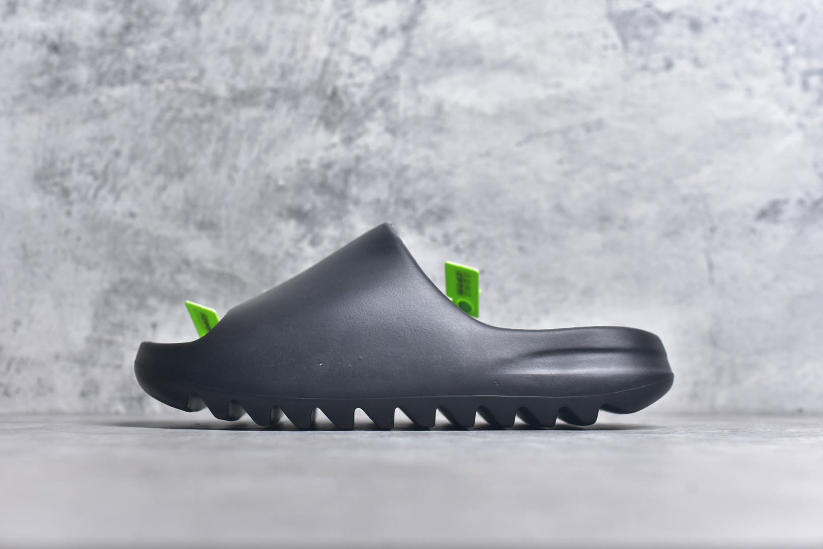 #绿扣 特价版 YEEZY SLIDE 椰子拖鞋 弹性卡色均保持原鞋一致 匠心打造 采用原厂进口MD全套模具打造 全套原楦头 鞋口弧度大小 鞋面色泽质感同步原鞋 LOGO内侧钢印清晰工整 原厂定制原标 同比ZP 符合人体设计 开发至48.5码 尺码：36 37 38 39 40.5 42 43 44.5 46 47 48.5-选品中心