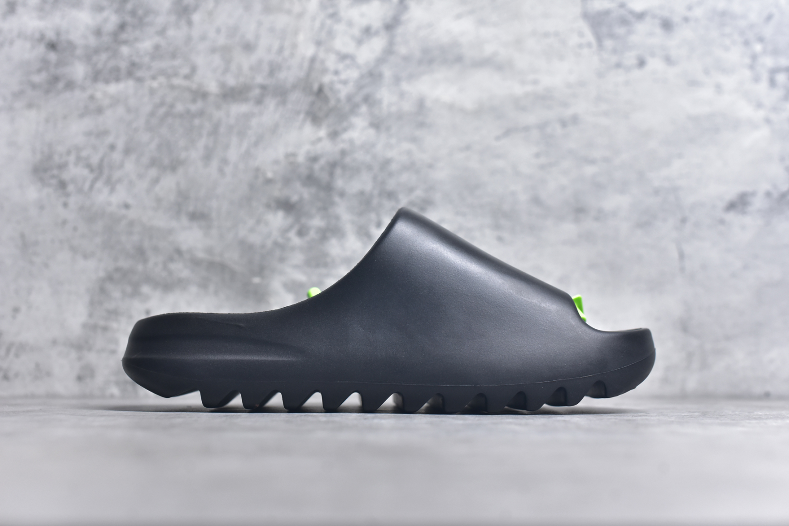 图片[3]-#绿扣 特价版 YEEZY SLIDE 椰子拖鞋 弹性卡色均保持原鞋一致 匠心打造 采用原厂进口MD全套模具打造 全套原楦头 鞋口弧度大小 鞋面色泽质感同步原鞋 LOGO内侧钢印清晰工整 原厂定制原标 同比ZP 符合人体设计 开发至48.5码 尺码：36 37 38 39 40.5 42 43 44.5 46 47 48.5-选品中心