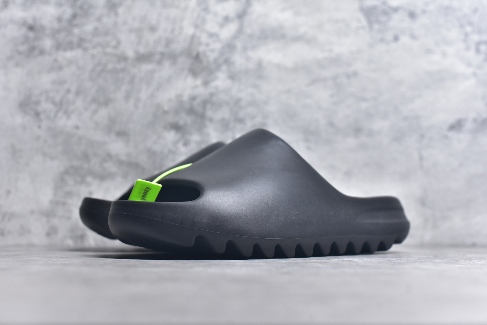 图片[2]-#绿扣 特价版 YEEZY SLIDE 椰子拖鞋 弹性卡色均保持原鞋一致 匠心打造 采用原厂进口MD全套模具打造 全套原楦头 鞋口弧度大小 鞋面色泽质感同步原鞋 LOGO内侧钢印清晰工整 原厂定制原标 同比ZP 符合人体设计 开发至48.5码 尺码：36 37 38 39 40.5 42 43 44.5 46 47 48.5-选品中心