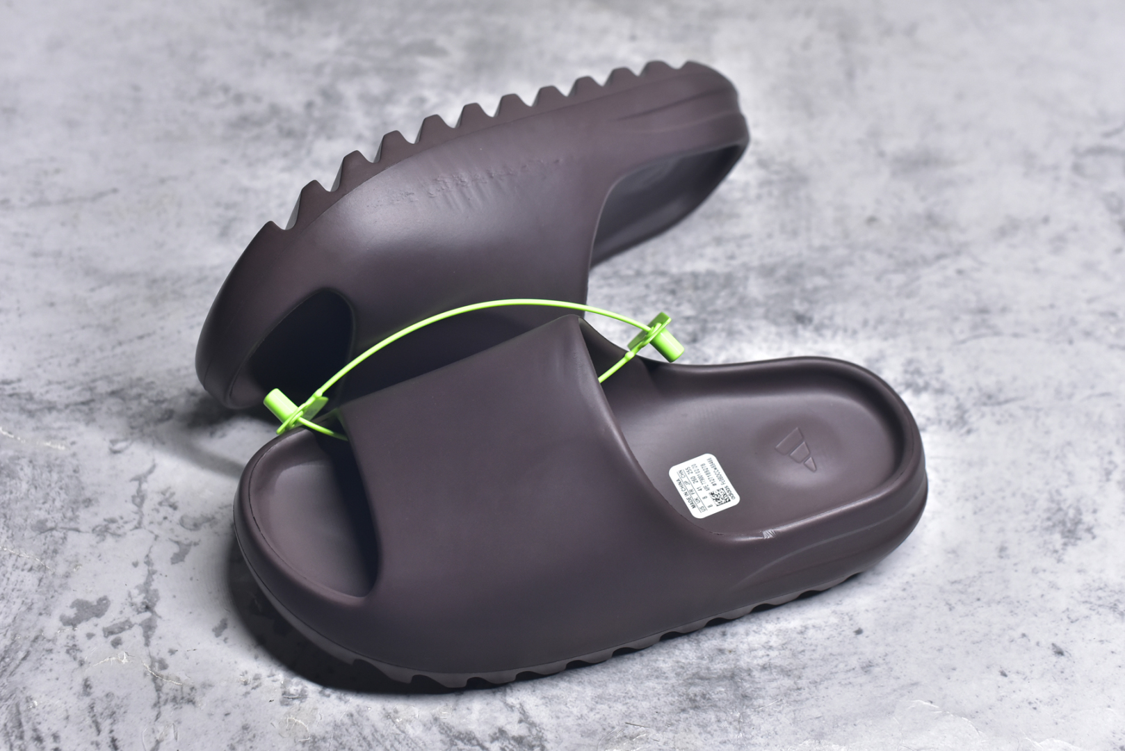 图片[7]-#绿扣 特价版 YEEZY SLIDE 椰子拖鞋 弹性卡色均保持原鞋一致 匠心打造 采用原厂进口MD全套模具打造 全套原楦头 鞋口弧度大小 鞋面色泽质感同步原鞋 LOGO内侧钢印清晰工整 原厂定制原标 同比ZP 符合人体设计 开发至48.5码 尺码：36 37 38 39 40.5 42 43 44.5 46 47 48.5-选品中心