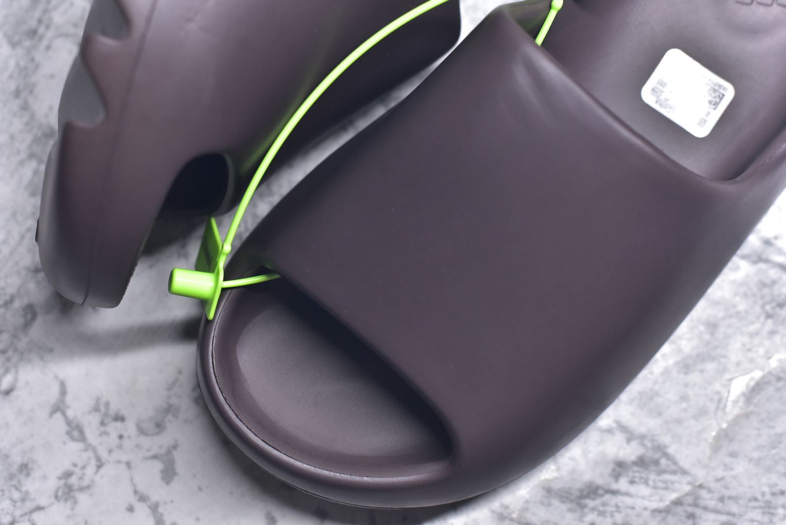 图片[8]-#绿扣 特价版 YEEZY SLIDE 椰子拖鞋 弹性卡色均保持原鞋一致 匠心打造 采用原厂进口MD全套模具打造 全套原楦头 鞋口弧度大小 鞋面色泽质感同步原鞋 LOGO内侧钢印清晰工整 原厂定制原标 同比ZP 符合人体设计 开发至48.5码 尺码：36 37 38 39 40.5 42 43 44.5 46 47 48.5-选品中心