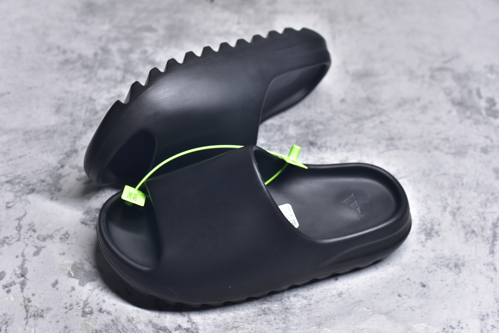 图片[7]-#绿扣 特价版 YEEZY SLIDE 椰子拖鞋 弹性卡色均保持原鞋一致 匠心打造 采用原厂进口MD全套模具打造 全套原楦头 鞋口弧度大小 鞋面色泽质感同步原鞋 LOGO内侧钢印清晰工整 原厂定制原标 同比ZP 符合人体设计 开发至48.5码 尺码：36 37 38 39 40.5 42 43 44.5 46 47 48.5-选品中心