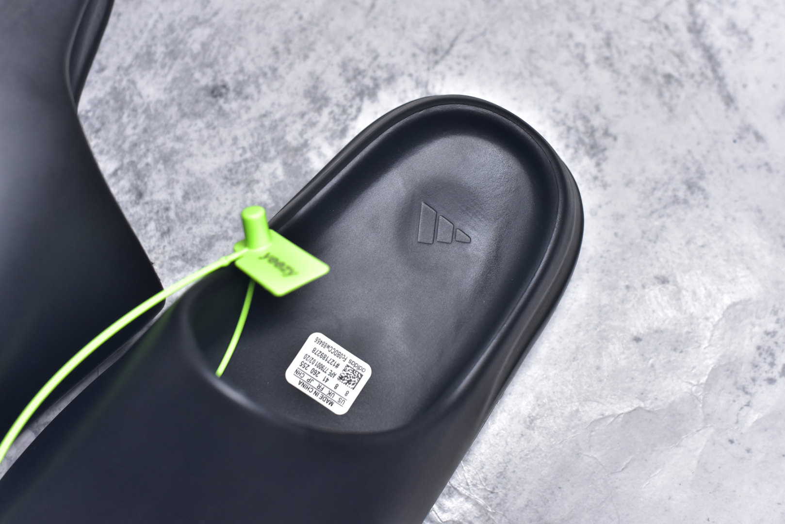 图片[9]-#绿扣 特价版 YEEZY SLIDE 椰子拖鞋 弹性卡色均保持原鞋一致 匠心打造 采用原厂进口MD全套模具打造 全套原楦头 鞋口弧度大小 鞋面色泽质感同步原鞋 LOGO内侧钢印清晰工整 原厂定制原标 同比ZP 符合人体设计 开发至48.5码 尺码：36 37 38 39 40.5 42 43 44.5 46 47 48.5-选品中心