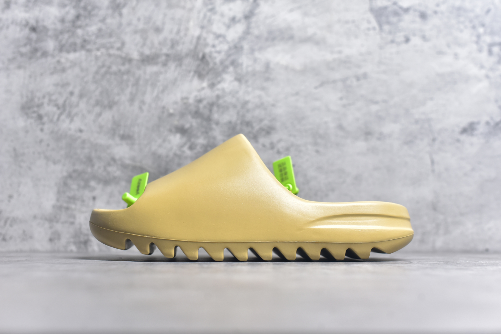 #绿扣 特价版 YEEZY SLIDE 椰子拖鞋 弹性卡色均保持原鞋一致 匠心打造 采用原厂进口MD全套模具打造 全套原楦头 鞋口弧度大小 鞋面色泽质感同步原鞋 LOGO内侧钢印清晰工整 原厂定制原标 同比ZP 符合人体设计 开发至48.5码 尺码：36 37 38 39 40.5 42 43 44.5 46 47 48.5-选品中心