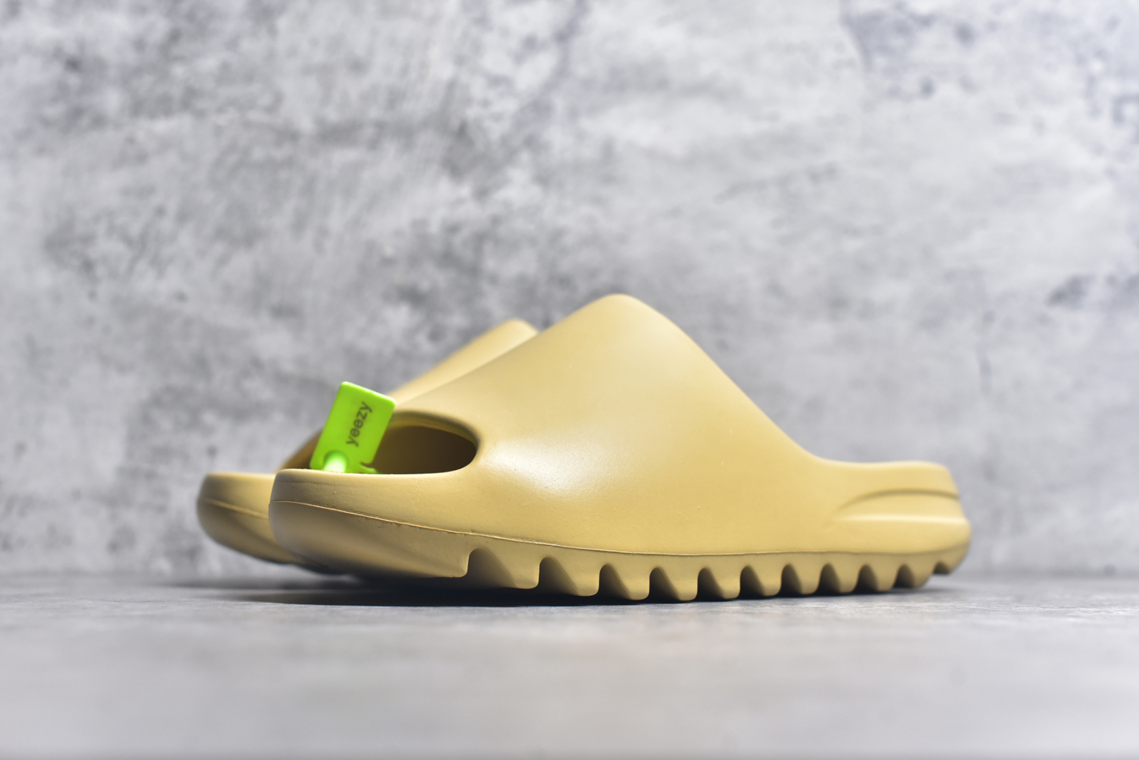 图片[2]-#绿扣 特价版 YEEZY SLIDE 椰子拖鞋 弹性卡色均保持原鞋一致 匠心打造 采用原厂进口MD全套模具打造 全套原楦头 鞋口弧度大小 鞋面色泽质感同步原鞋 LOGO内侧钢印清晰工整 原厂定制原标 同比ZP 符合人体设计 开发至48.5码 尺码：36 37 38 39 40.5 42 43 44.5 46 47 48.5-选品中心