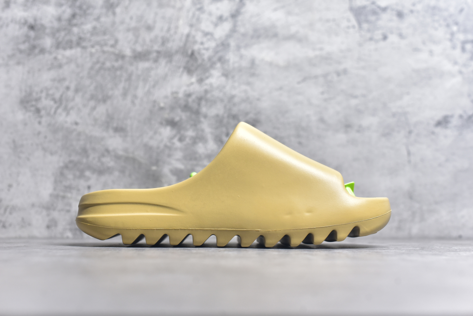 图片[3]-#绿扣 特价版 YEEZY SLIDE 椰子拖鞋 弹性卡色均保持原鞋一致 匠心打造 采用原厂进口MD全套模具打造 全套原楦头 鞋口弧度大小 鞋面色泽质感同步原鞋 LOGO内侧钢印清晰工整 原厂定制原标 同比ZP 符合人体设计 开发至48.5码 尺码：36 37 38 39 40.5 42 43 44.5 46 47 48.5-选品中心