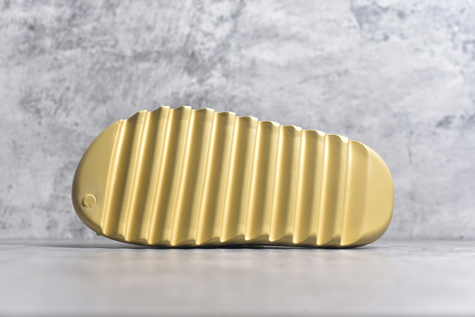 图片[6]-#绿扣 特价版 YEEZY SLIDE 椰子拖鞋 弹性卡色均保持原鞋一致 匠心打造 采用原厂进口MD全套模具打造 全套原楦头 鞋口弧度大小 鞋面色泽质感同步原鞋 LOGO内侧钢印清晰工整 原厂定制原标 同比ZP 符合人体设计 开发至48.5码 尺码：36 37 38 39 40.5 42 43 44.5 46 47 48.5-选品中心