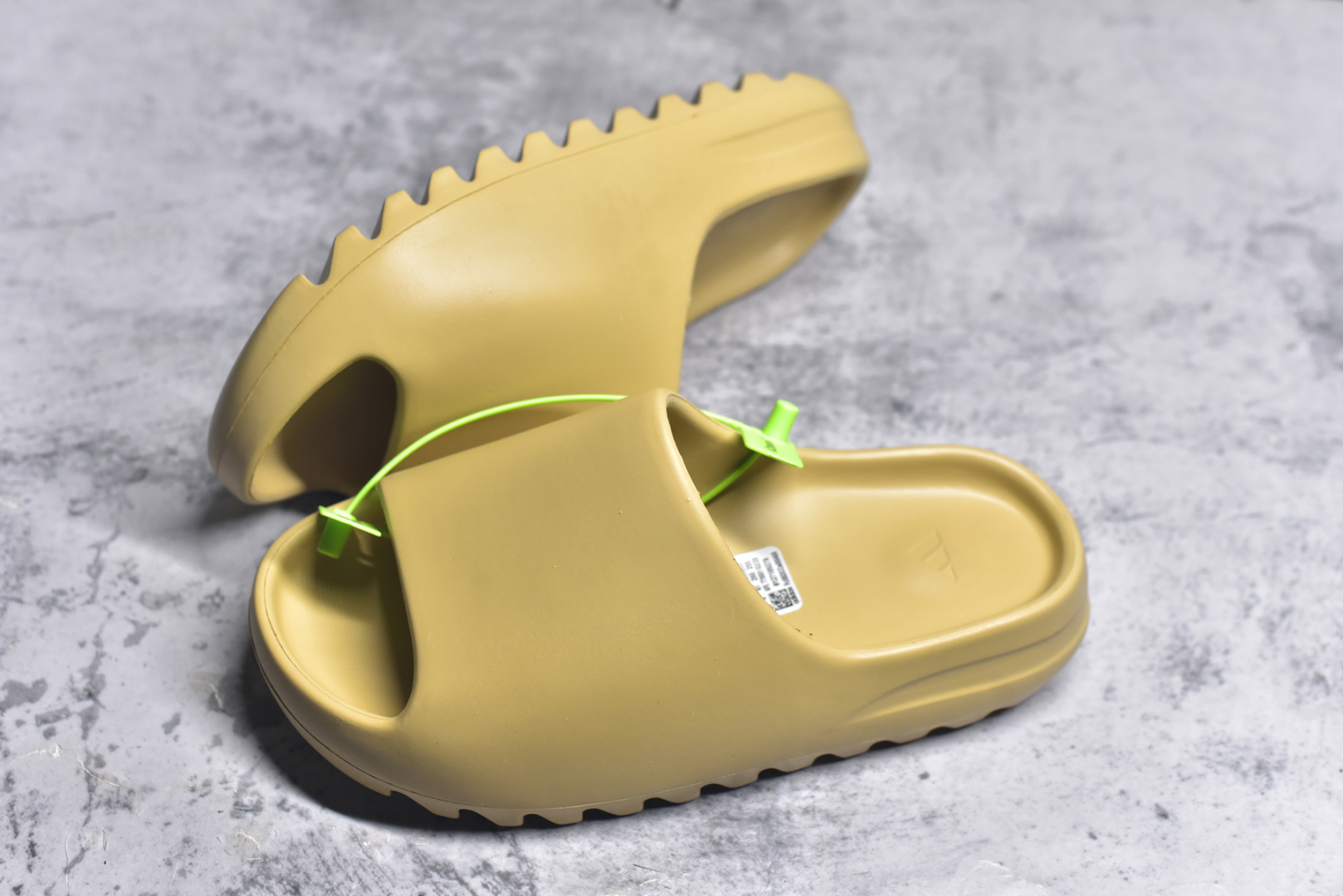 图片[7]-#绿扣 特价版 YEEZY SLIDE 椰子拖鞋 弹性卡色均保持原鞋一致 匠心打造 采用原厂进口MD全套模具打造 全套原楦头 鞋口弧度大小 鞋面色泽质感同步原鞋 LOGO内侧钢印清晰工整 原厂定制原标 同比ZP 符合人体设计 开发至48.5码 尺码：36 37 38 39 40.5 42 43 44.5 46 47 48.5-选品中心