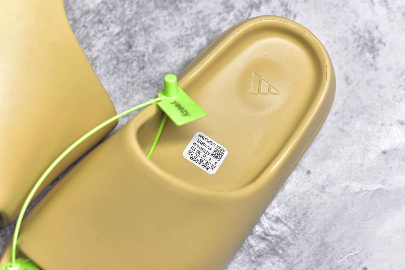图片[9]-#绿扣 特价版 YEEZY SLIDE 椰子拖鞋 弹性卡色均保持原鞋一致 匠心打造 采用原厂进口MD全套模具打造 全套原楦头 鞋口弧度大小 鞋面色泽质感同步原鞋 LOGO内侧钢印清晰工整 原厂定制原标 同比ZP 符合人体设计 开发至48.5码 尺码：36 37 38 39 40.5 42 43 44.5 46 47 48.5-选品中心