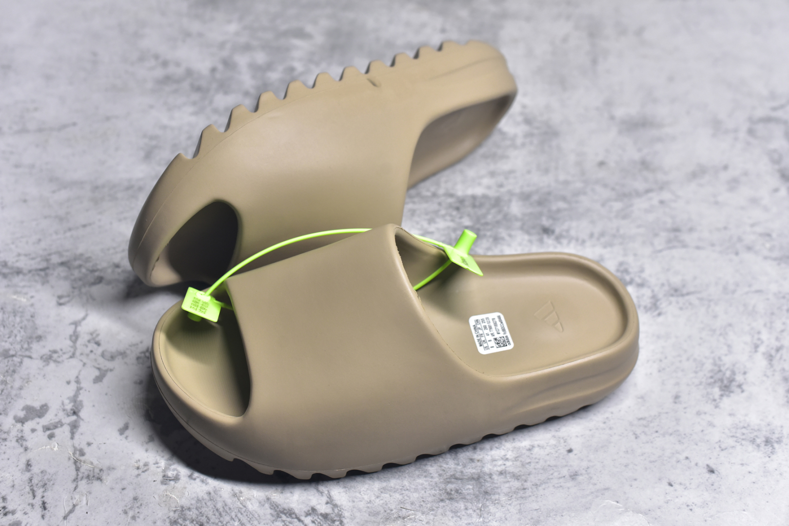 图片[7]-#绿扣 特价版 YEEZY SLIDE 椰子拖鞋 弹性卡色均保持原鞋一致 匠心打造 采用原厂进口MD全套模具打造 全套原楦头 鞋口弧度大小 鞋面色泽质感同步原鞋 LOGO内侧钢印清晰工整 原厂定制原标 同比ZP 符合人体设计 开发至48.5码 尺码：36 37 38 39 40.5 42 43 44.5 46 47 48.5-选品中心